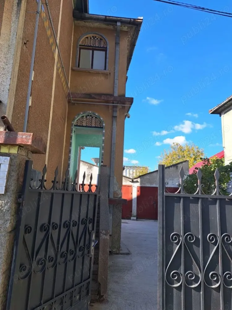 Casă cu etaj Botizului - Casă de vânzare pe strada Botizului. 
Casa este compartimentată în: demisol, parter și etaj. Fiecare din cele trei nivele dispune de două camere, bucătărie, baie și cămară. 
Terenul are o suprafață de 4 ari, pe el fiind construite mai multe anexe și amenajată o grădină. 
Casa este parțial renovată ceea ce poate oferi oportunitatea de amenajare după bunul plac viitorilor proprietari.
Se poate viziona de luni până vineri după ora 16.
Www.brasadas.com.