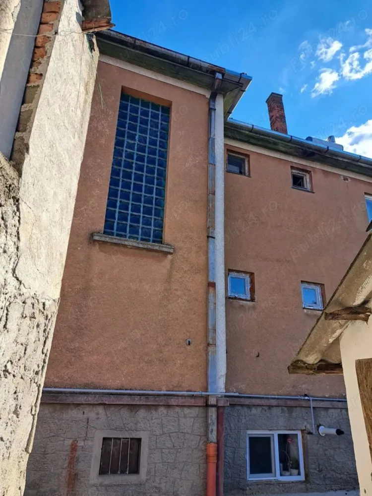 Casă cu etaj Botizului - Casă de vânzare pe strada Botizului. 
Casa este compartimentată în: demisol, parter și etaj. Fiecare din cele trei nivele dispune de două camere, bucătărie, baie și cămară. 
Terenul are o suprafață de 4 ari, pe el fiind construite mai multe anexe și amenajată o grădină. 
Casa este parțial renovată ceea ce poate oferi oportunitatea de amenajare după bunul plac viitorilor proprietari.
Se poate viziona de luni până vineri după ora 16.
Www.brasadas.com.
