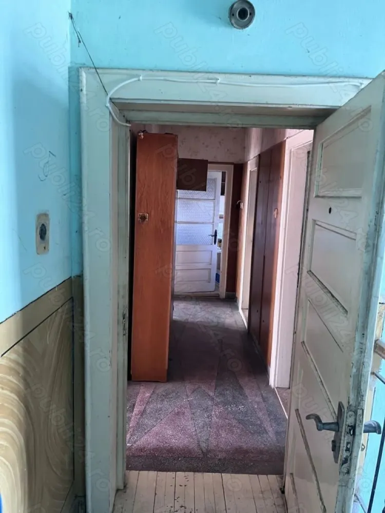 Casă cu etaj Botizului - Casă de vânzare pe strada Botizului. 
Casa este compartimentată în: demisol, parter și etaj. Fiecare din cele trei nivele dispune de două camere, bucătărie, baie și cămară. 
Terenul are o suprafață de 4 ari, pe el fiind construite mai multe anexe și amenajată o grădină. 
Casa este parțial renovată ceea ce poate oferi oportunitatea de amenajare după bunul plac viitorilor proprietari.
Se poate viziona de luni până vineri după ora 16.
Www.brasadas.com.