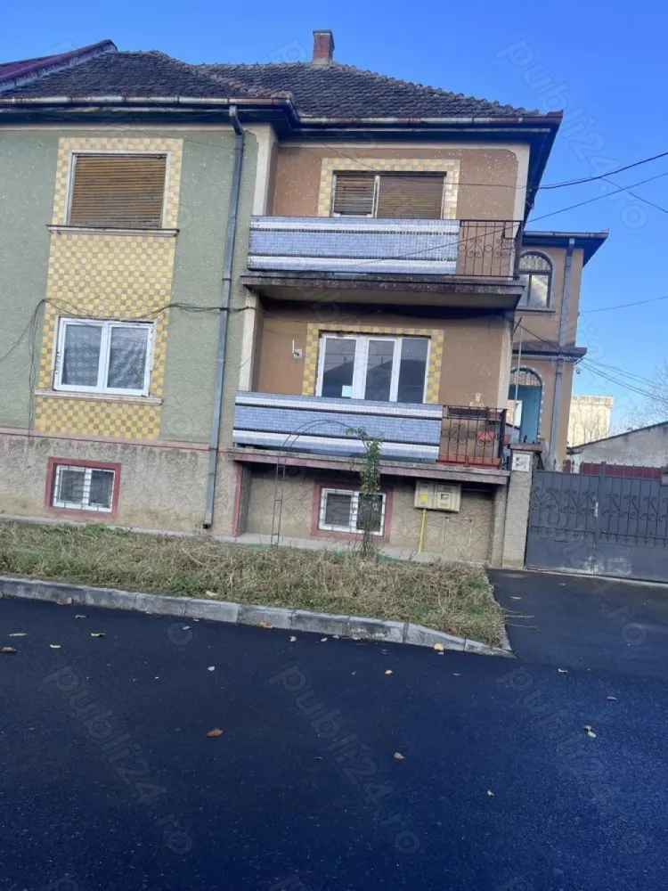 Casă cu etaj Botizului - Casă de vânzare pe strada Botizului. 
Casa este compartimentată în: demisol, parter și etaj. Fiecare din cele trei nivele dispune de două camere, bucătărie, baie și cămară. 
Terenul are o suprafață de 4 ari, pe el fiind construite mai multe anexe și amenajată o grădină. 
Casa este parțial renovată ceea ce poate oferi oportunitatea de amenajare după bunul plac viitorilor proprietari.
Se poate viziona de luni până vineri după ora 16.
Www.brasadas.com.