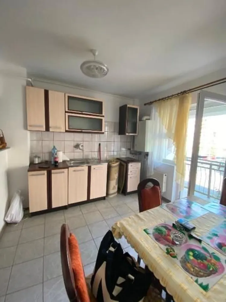 BRASADAS vinde ap 2 cam decomandat, 60,7 mp – Etaj 1, Carpați 2 - Agenția imobiliara BRASADAS vinde apartament decomandat, spațios și bine compartimentat, situat la etajul 1 al unui bloc din Carpați 2, una dintre cele mai liniștite și căutate zone din Satu Mare.

✅ Detalii apartament:

Suprafață utilă: 60,70 mp

2 camere: living și dormitor

Bucătărie separată

Baie și hol generos

2 balcoane (la living și la bucătărie)

Compartimentare decomandată

✅ Avantaje:

Etaj intermediar (1 din bloc) – acces facil, ideal pentru familii sau persoane în vârstă

Apartament luminos, bine întreținut

Zonă liniștită, bloc curat și vecini civilizați

Aproape de magazine, școală, grădiniță, parc și mijloace de transport

💶 Preț: 76.000 €
📍 Locație: Carpați 2, Satu Mare