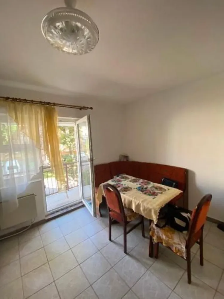 BRASADAS vinde ap 2 cam decomandat, 60,7 mp – Etaj 1, Carpați 2 - Agenția imobiliara BRASADAS vinde apartament decomandat, spațios și bine compartimentat, situat la etajul 1 al unui bloc din Carpați 2, una dintre cele mai liniștite și căutate zone din Satu Mare.

✅ Detalii apartament:

Suprafață utilă: 60,70 mp

2 camere: living și dormitor

Bucătărie separată

Baie și hol generos

2 balcoane (la living și la bucătărie)

Compartimentare decomandată

✅ Avantaje:

Etaj intermediar (1 din bloc) – acces facil, ideal pentru familii sau persoane în vârstă

Apartament luminos, bine întreținut

Zonă liniștită, bloc curat și vecini civilizați

Aproape de magazine, școală, grădiniță, parc și mijloace de transport

💶 Preț: 76.000 €
📍 Locație: Carpați 2, Satu Mare