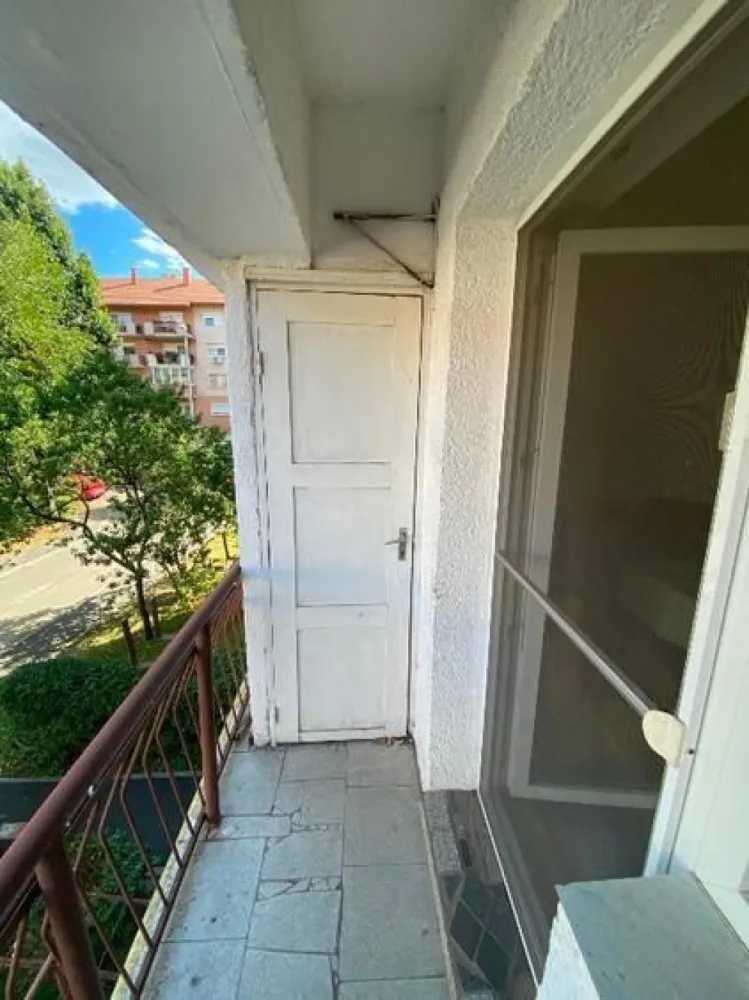 BRASADAS vinde ap 2 cam decomandat, 60,7 mp – Etaj 1, Carpați 2 - Agenția imobiliara BRASADAS vinde apartament decomandat, spațios și bine compartimentat, situat la etajul 1 al unui bloc din Carpați 2, una dintre cele mai liniștite și căutate zone din Satu Mare.

✅ Detalii apartament:

Suprafață utilă: 60,70 mp

2 camere: living și dormitor

Bucătărie separată

Baie și hol generos

2 balcoane (la living și la bucătărie)

Compartimentare decomandată

✅ Avantaje:

Etaj intermediar (1 din bloc) – acces facil, ideal pentru familii sau persoane în vârstă

Apartament luminos, bine întreținut

Zonă liniștită, bloc curat și vecini civilizați

Aproape de magazine, școală, grădiniță, parc și mijloace de transport

💶 Preț: 76.000 €
📍 Locație: Carpați 2, Satu Mare
