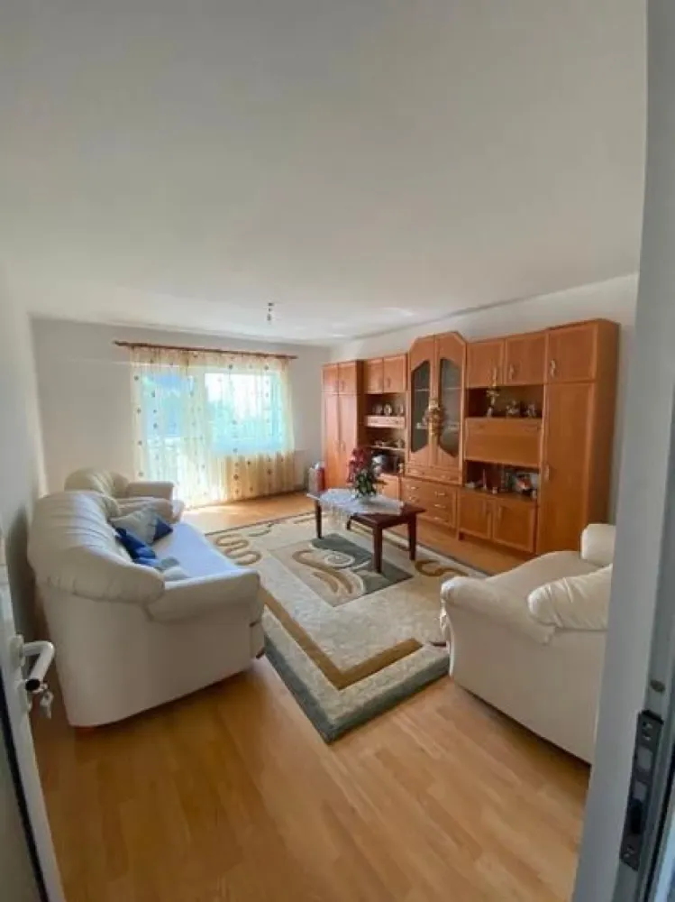 BRASADAS vinde ap 2 cam decomandat, 60,7 mp – Etaj 1, Carpați 2 - Agenția imobiliara BRASADAS vinde apartament decomandat, spațios și bine compartimentat, situat la etajul 1 al unui bloc din Carpați 2, una dintre cele mai liniștite și căutate zone din Satu Mare.

✅ Detalii apartament:

Suprafață utilă: 60,70 mp

2 camere: living și dormitor

Bucătărie separată

Baie și hol generos

2 balcoane (la living și la bucătărie)

Compartimentare decomandată

✅ Avantaje:

Etaj intermediar (1 din bloc) – acces facil, ideal pentru familii sau persoane în vârstă

Apartament luminos, bine întreținut

Zonă liniștită, bloc curat și vecini civilizați

Aproape de magazine, școală, grădiniță, parc și mijloace de transport

💶 Preț: 76.000 €
📍 Locație: Carpați 2, Satu Mare