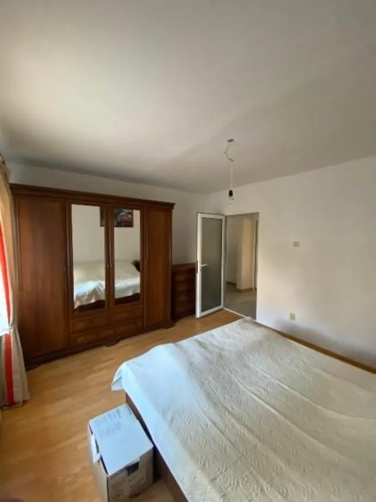 BRASADAS vinde ap 2 cam decomandat, 60,7 mp – Etaj 1, Carpați 2 - Agenția imobiliara BRASADAS vinde apartament decomandat, spațios și bine compartimentat, situat la etajul 1 al unui bloc din Carpați 2, una dintre cele mai liniștite și căutate zone din Satu Mare.

✅ Detalii apartament:

Suprafață utilă: 60,70 mp

2 camere: living și dormitor

Bucătărie separată

Baie și hol generos

2 balcoane (la living și la bucătărie)

Compartimentare decomandată

✅ Avantaje:

Etaj intermediar (1 din bloc) – acces facil, ideal pentru familii sau persoane în vârstă

Apartament luminos, bine întreținut

Zonă liniștită, bloc curat și vecini civilizați

Aproape de magazine, școală, grădiniță, parc și mijloace de transport

💶 Preț: 76.000 €
📍 Locație: Carpați 2, Satu Mare