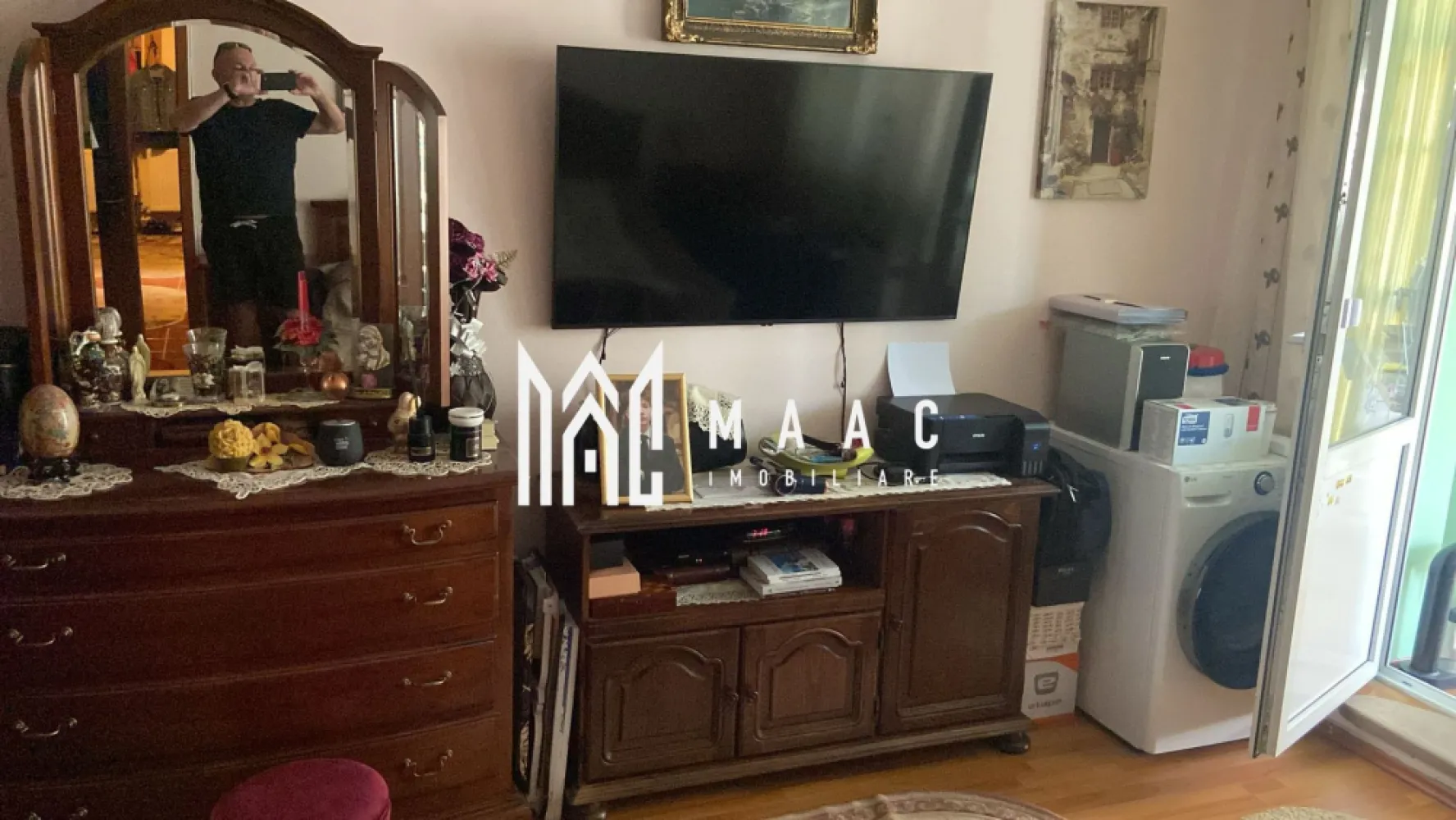 Apartament 2 camere | Parter | 56 MPU | Logie | C. Dumbravii - MAAC Imobiliare vă prezintă un apartament cu 2 camere decomandat situat in zona Calea Dumbrăvii

Caracteristici:
2 camere decomandate, situat la parter înalt.
Suprafață utila: 56 mp.
Bloc izolat termic
Luminos, cu orientare favorabilă și geamuri mari.
Loc de parcare dedicat, chiar sub geam.

Compartimentare și dotări:
Hol de aproximativ 6 mp, cu dresor pe hol de 4 m.
Bucătărie complet mobilată și utilată.
Living și dormitor confortabil, fiecare cu acces facil.
Baie ventilată cu geam și bine întreținută.
Debara utilă pentru depozitare suplimentară.
Pivniță cu o suprafață similară dormitorului, ideală pentru depozitare suplimentară.

Echipare și confort:
Aer condiționat 
Geamuri termopan tripan (3 straturi)
Centrală termică proprie cu calorifere
Cheltuieli lunare reduse, datorită izolației termice.

Localizare și zonă:
La doar 3 minute de Parcul Sub Arini, ideal pentru plimbări și relaxare în aer liber.
Zonă liniștită, fără trafic intens – acces auto doar pentru locatarii ansamblului.
Proximitate excelentă față de mijloace de transport, magazine, școli și spații verzi.

Pentru mai multe detalii precizati telefonic ca ati vazut anuntul cu ID: CP2783616
