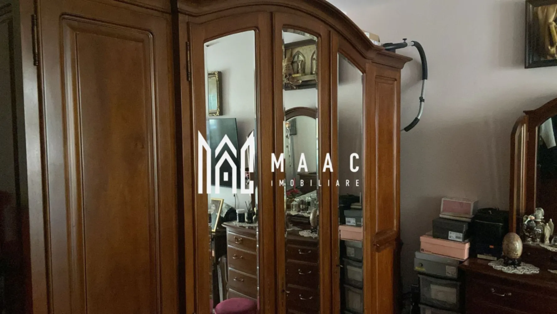 Apartament 2 camere | Parter | 56 MPU | Logie | C. Dumbravii - MAAC Imobiliare vă prezintă un apartament cu 2 camere decomandat situat in zona Calea Dumbrăvii

Caracteristici:
2 camere decomandate, situat la parter înalt.
Suprafață utila: 56 mp.
Bloc izolat termic
Luminos, cu orientare favorabilă și geamuri mari.
Loc de parcare dedicat, chiar sub geam.

Compartimentare și dotări:
Hol de aproximativ 6 mp, cu dresor pe hol de 4 m.
Bucătărie complet mobilată și utilată.
Living și dormitor confortabil, fiecare cu acces facil.
Baie ventilată cu geam și bine întreținută.
Debara utilă pentru depozitare suplimentară.
Pivniță cu o suprafață similară dormitorului, ideală pentru depozitare suplimentară.

Echipare și confort:
Aer condiționat 
Geamuri termopan tripan (3 straturi)
Centrală termică proprie cu calorifere
Cheltuieli lunare reduse, datorită izolației termice.

Localizare și zonă:
La doar 3 minute de Parcul Sub Arini, ideal pentru plimbări și relaxare în aer liber.
Zonă liniștită, fără trafic intens – acces auto doar pentru locatarii ansamblului.
Proximitate excelentă față de mijloace de transport, magazine, școli și spații verzi.

Pentru mai multe detalii precizati telefonic ca ati vazut anuntul cu ID: CP2783616