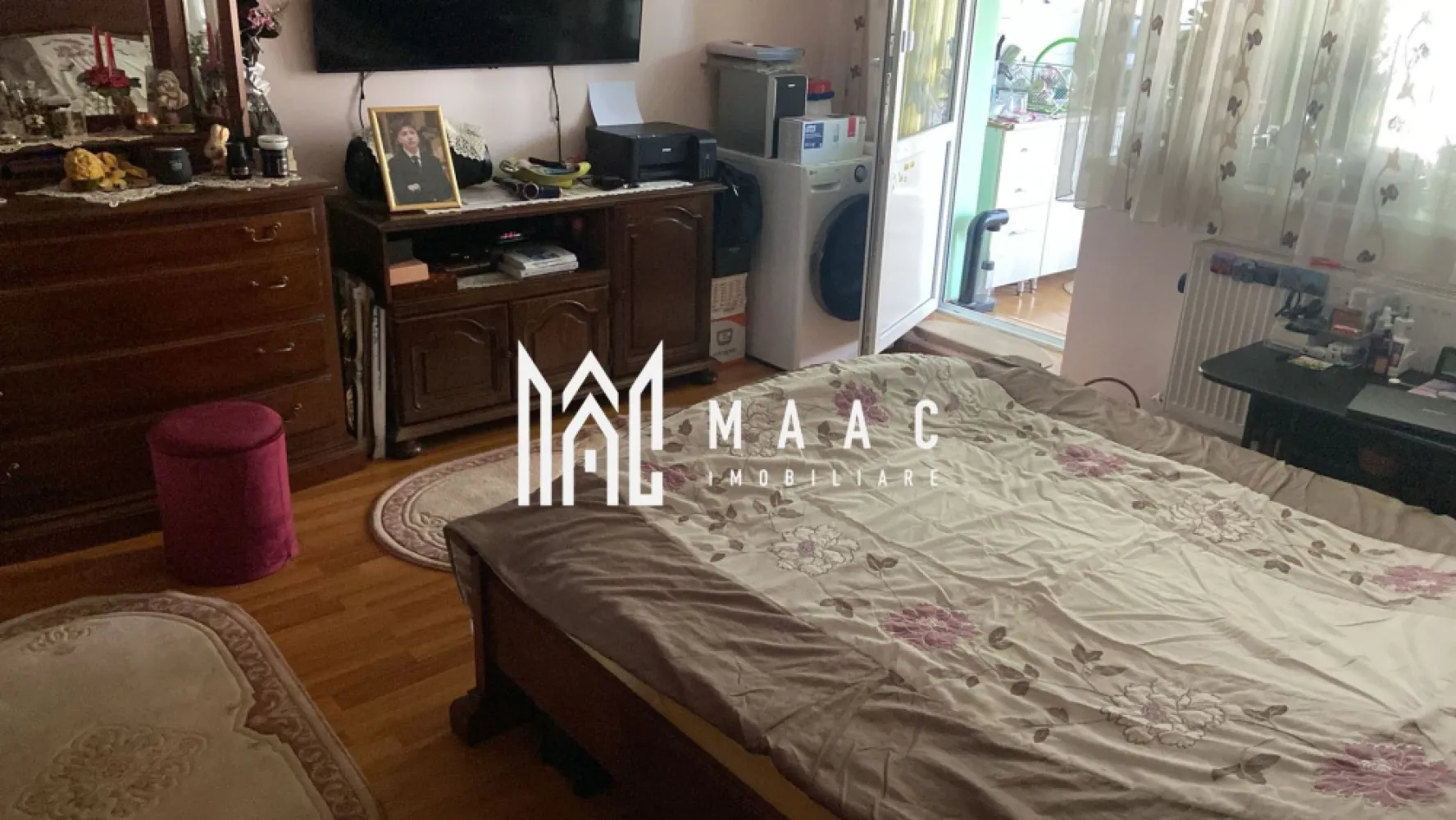 Apartament 2 camere | Parter | 56 MPU | Logie | C. Dumbravii - MAAC Imobiliare vă prezintă un apartament cu 2 camere decomandat situat in zona Calea Dumbrăvii

Caracteristici:
2 camere decomandate, situat la parter înalt.
Suprafață utila: 56 mp.
Bloc izolat termic
Luminos, cu orientare favorabilă și geamuri mari.
Loc de parcare dedicat, chiar sub geam.

Compartimentare și dotări:
Hol de aproximativ 6 mp, cu dresor pe hol de 4 m.
Bucătărie complet mobilată și utilată.
Living și dormitor confortabil, fiecare cu acces facil.
Baie ventilată cu geam și bine întreținută.
Debara utilă pentru depozitare suplimentară.
Pivniță cu o suprafață similară dormitorului, ideală pentru depozitare suplimentară.

Echipare și confort:
Aer condiționat 
Geamuri termopan tripan (3 straturi)
Centrală termică proprie cu calorifere
Cheltuieli lunare reduse, datorită izolației termice.

Localizare și zonă:
La doar 3 minute de Parcul Sub Arini, ideal pentru plimbări și relaxare în aer liber.
Zonă liniștită, fără trafic intens – acces auto doar pentru locatarii ansamblului.
Proximitate excelentă față de mijloace de transport, magazine, școli și spații verzi.

Pentru mai multe detalii precizati telefonic ca ati vazut anuntul cu ID: CP2783616