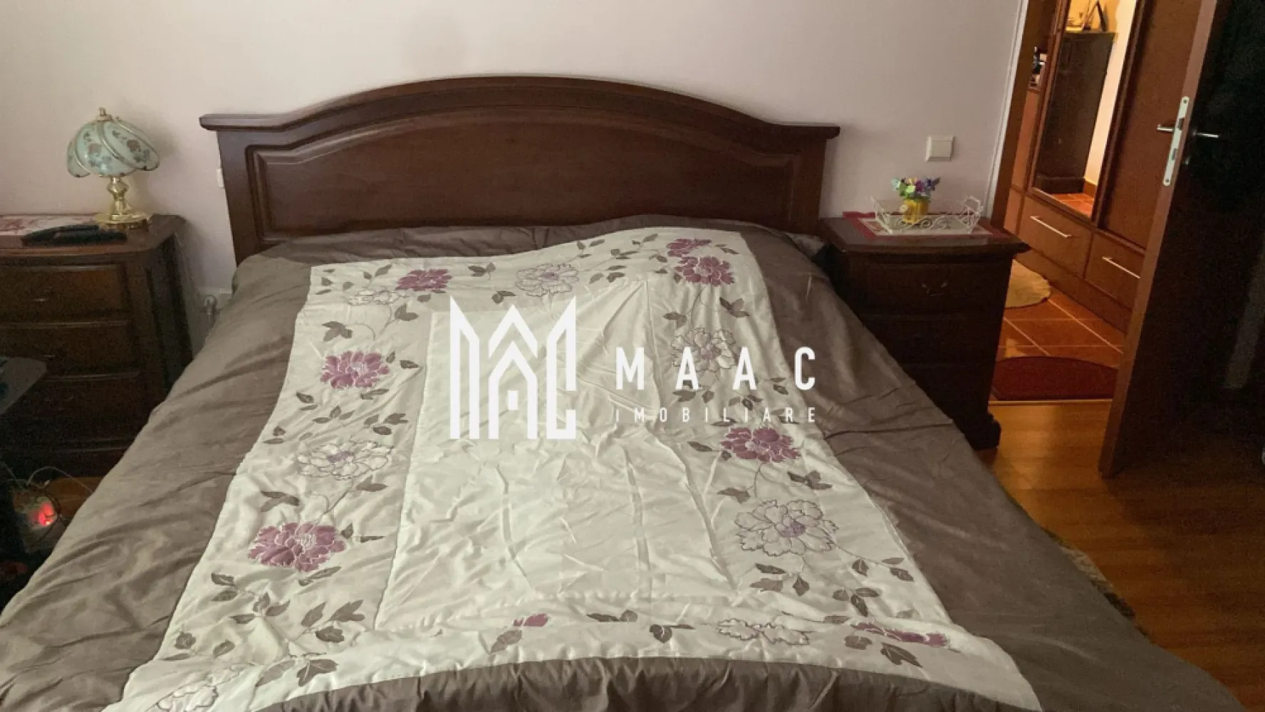 Apartament 2 camere | Parter | 56 MPU | Logie | C. Dumbravii - MAAC Imobiliare vă prezintă un apartament cu 2 camere decomandat situat in zona Calea Dumbrăvii

Caracteristici:
2 camere decomandate, situat la parter înalt.
Suprafață utila: 56 mp.
Bloc izolat termic
Luminos, cu orientare favorabilă și geamuri mari.
Loc de parcare dedicat, chiar sub geam.

Compartimentare și dotări:
Hol de aproximativ 6 mp, cu dresor pe hol de 4 m.
Bucătărie complet mobilată și utilată.
Living și dormitor confortabil, fiecare cu acces facil.
Baie ventilată cu geam și bine întreținută.
Debara utilă pentru depozitare suplimentară.
Pivniță cu o suprafață similară dormitorului, ideală pentru depozitare suplimentară.

Echipare și confort:
Aer condiționat 
Geamuri termopan tripan (3 straturi)
Centrală termică proprie cu calorifere
Cheltuieli lunare reduse, datorită izolației termice.

Localizare și zonă:
La doar 3 minute de Parcul Sub Arini, ideal pentru plimbări și relaxare în aer liber.
Zonă liniștită, fără trafic intens – acces auto doar pentru locatarii ansamblului.
Proximitate excelentă față de mijloace de transport, magazine, școli și spații verzi.

Pentru mai multe detalii precizati telefonic ca ati vazut anuntul cu ID: CP2783616