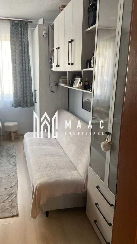 Apartament 2 camere | Parter | 56 MPU | Logie | C. Dumbravii - MAAC Imobiliare vă prezintă un apartament cu 2 camere decomandat situat in zona Calea Dumbrăvii

Caracteristici:
2 camere decomandate, situat la parter înalt.
Suprafață utila: 56 mp.
Bloc izolat termic
Luminos, cu orientare favorabilă și geamuri mari.
Loc de parcare dedicat, chiar sub geam.

Compartimentare și dotări:
Hol de aproximativ 6 mp, cu dresor pe hol de 4 m.
Bucătărie complet mobilată și utilată.
Living și dormitor confortabil, fiecare cu acces facil.
Baie ventilată cu geam și bine întreținută.
Debara utilă pentru depozitare suplimentară.
Pivniță cu o suprafață similară dormitorului, ideală pentru depozitare suplimentară.

Echipare și confort:
Aer condiționat 
Geamuri termopan tripan (3 straturi)
Centrală termică proprie cu calorifere
Cheltuieli lunare reduse, datorită izolației termice.

Localizare și zonă:
La doar 3 minute de Parcul Sub Arini, ideal pentru plimbări și relaxare în aer liber.
Zonă liniștită, fără trafic intens – acces auto doar pentru locatarii ansamblului.
Proximitate excelentă față de mijloace de transport, magazine, școli și spații verzi.

Pentru mai multe detalii precizati telefonic ca ati vazut anuntul cu ID: CP2783616