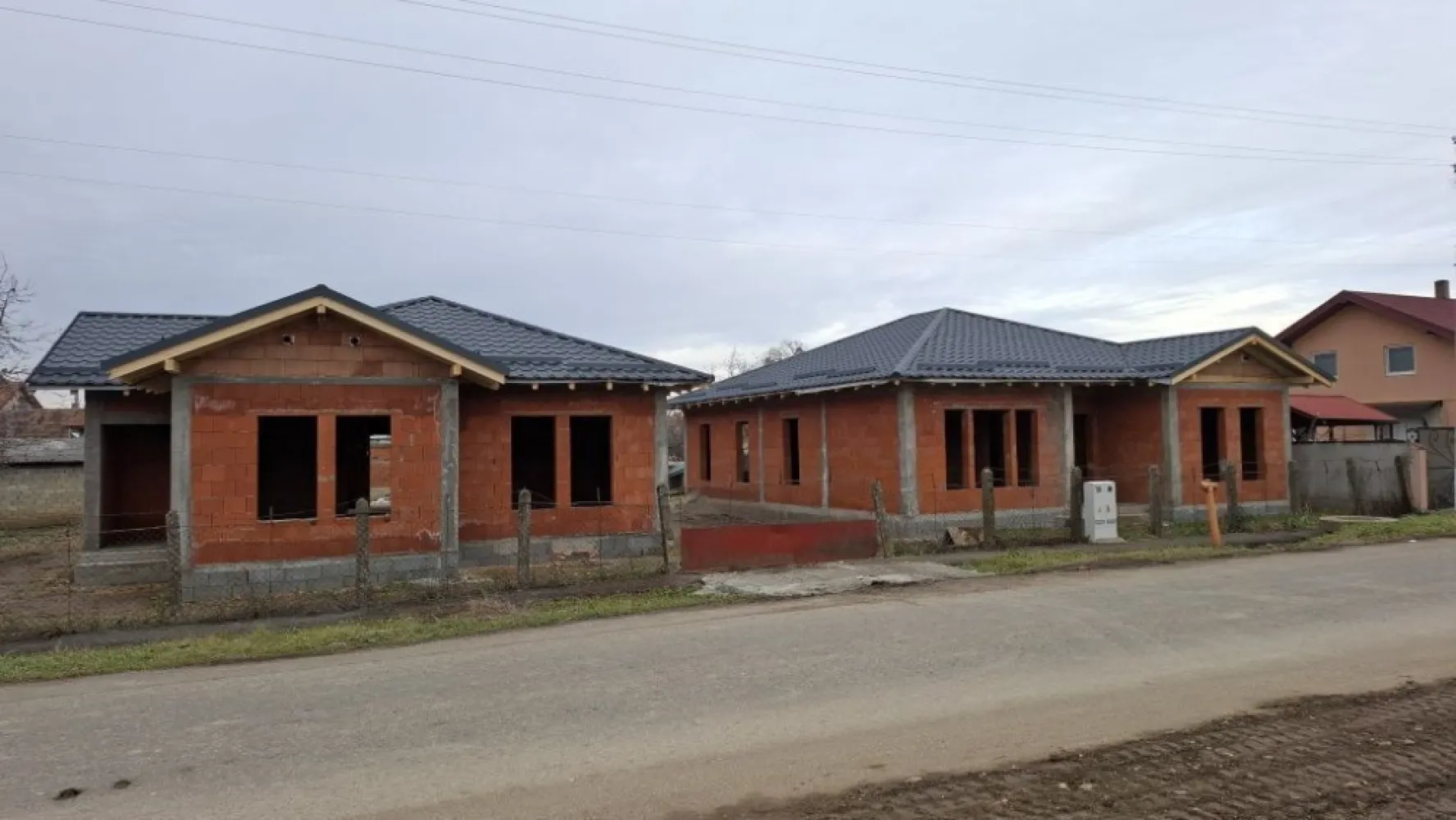 Vând casa noua în Odoreu - Vând casa noua în Loc Odoreu...125mp...cu 410 mp teren...intre case...3 dormitoare..2 bai..living ..bucătărie cu dining..se preda la stadiul de semifinisat ..exteriorul la gata cu culoare...contorizare făcute...apa ..gaz..curent...canal..strada asfaltata..garduri facute..zona f bună.. pret 127.000 eur
Tel.07******82