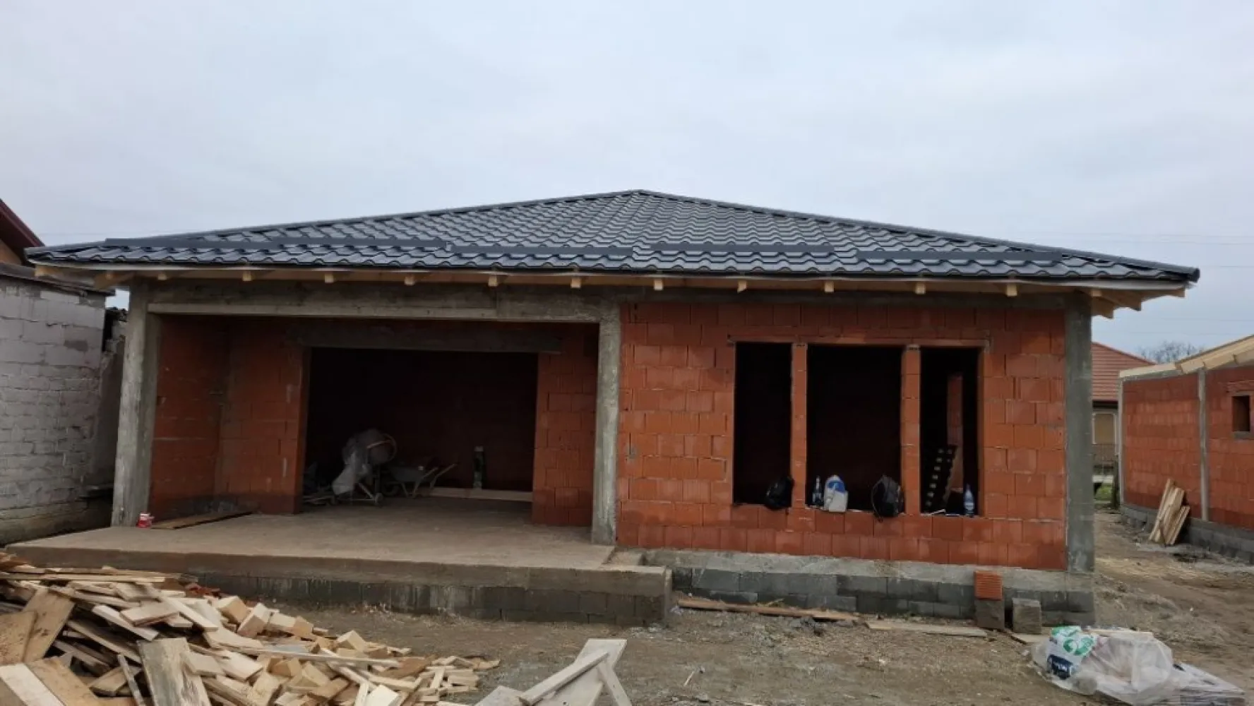 Vând casa noua în Odoreu - Vând casa noua în Loc Odoreu...125mp...cu 410 mp teren...intre case...3 dormitoare..2 bai..living ..bucătărie cu dining..se preda la stadiul de semifinisat ..exteriorul la gata cu culoare...contorizare făcute...apa ..gaz..curent...canal..strada asfaltata..garduri facute..zona f bună.. pret 127.000 eur
Tel.07******82
