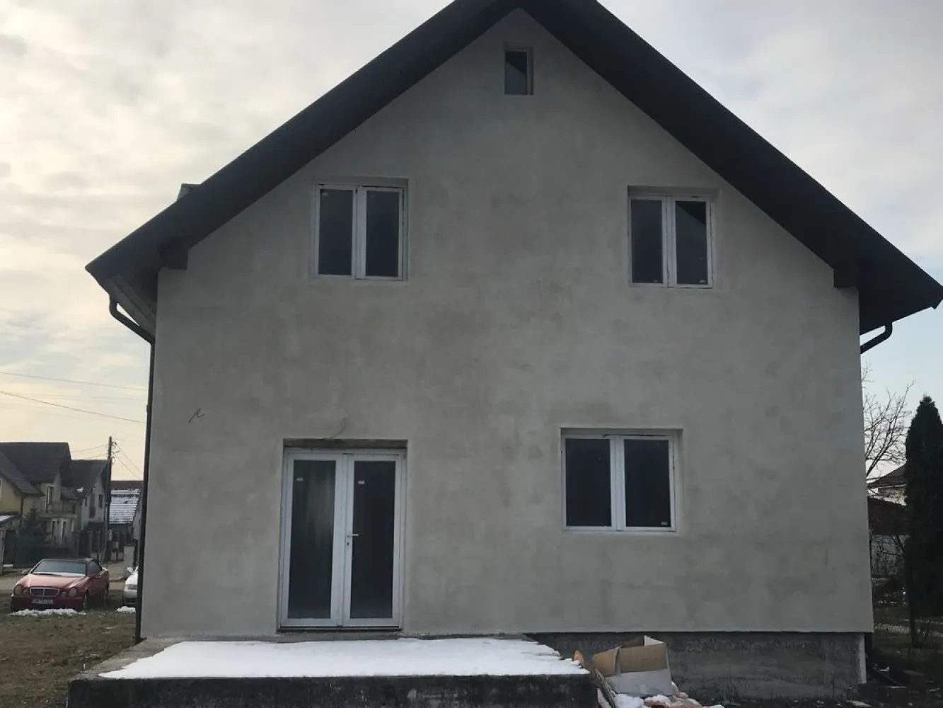BRASADAS vinde casa in Paulesti. - Agenția imobiliara BRASADAS vinde casa in Paulesti. 
Amprenta la sol: 83 mp
Suprafață utilă 166 mp

Descriere generală:
O oportunitate excelentă pentru cei care își doresc casă în zonă liniștită, dar totodată aproape de oraș. Casa este construită pe două niveluri (parter + mansardă), cu o structură solidă.

Compartimentare:
 • Living 
 • Bucătărie 
 • Două băi
 • Cameră tehnică
 • Trei dormitoare la mansardă

Detalii tehnice:
 • Construcție nouă, cu geamuri termopan
 • Tencuială interioară finalizată
 • Acoperiș în stare excelentă
 • Fundație solidă

Teren și curte:
 • Curte generoasă, ideală pentru grădină sau foișor
 • Spațiu suficient pentru amenajare parcare.
www.brasadas.com.