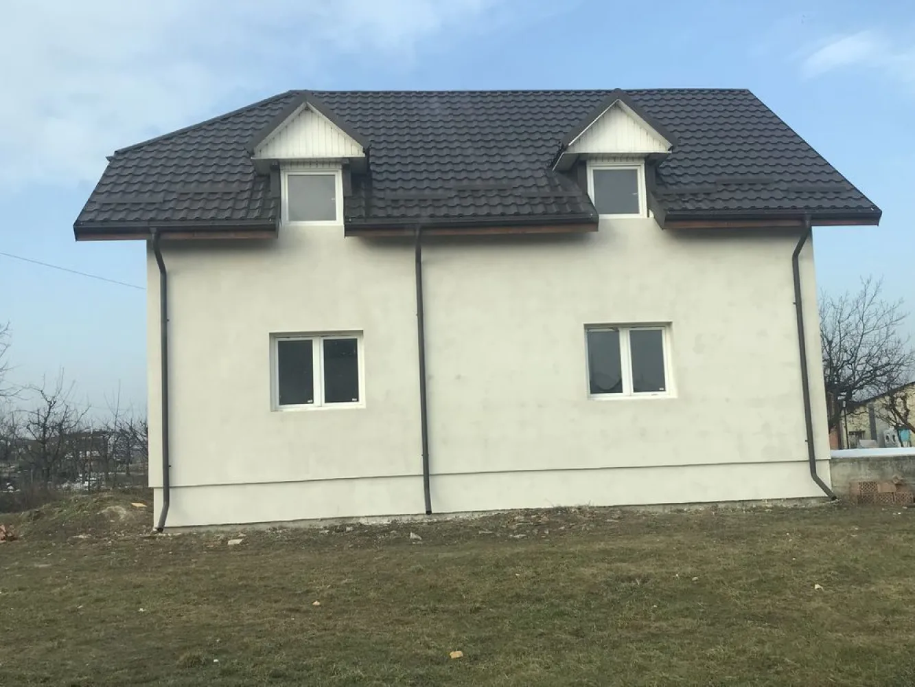 BRASADAS vinde casa in Paulesti. - Agenția imobiliara BRASADAS vinde casa in Paulesti. 
Amprenta la sol: 83 mp
Suprafață utilă 166 mp

Descriere generală:
O oportunitate excelentă pentru cei care își doresc casă în zonă liniștită, dar totodată aproape de oraș. Casa este construită pe două niveluri (parter + mansardă), cu o structură solidă.

Compartimentare:
 • Living 
 • Bucătărie 
 • Două băi
 • Cameră tehnică
 • Trei dormitoare la mansardă

Detalii tehnice:
 • Construcție nouă, cu geamuri termopan
 • Tencuială interioară finalizată
 • Acoperiș în stare excelentă
 • Fundație solidă

Teren și curte:
 • Curte generoasă, ideală pentru grădină sau foișor
 • Spațiu suficient pentru amenajare parcare.
www.brasadas.com.