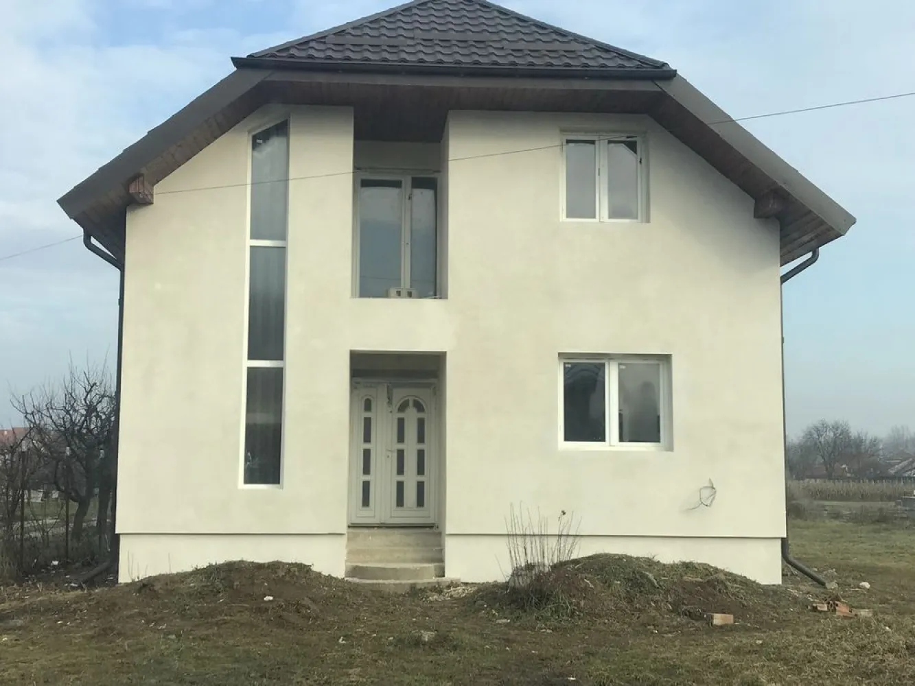 BRASADAS vinde casa in Paulesti. - Agenția imobiliara BRASADAS vinde casa in Paulesti. 
Amprenta la sol: 83 mp
Suprafață utilă 166 mp

Descriere generală:
O oportunitate excelentă pentru cei care își doresc casă în zonă liniștită, dar totodată aproape de oraș. Casa este construită pe două niveluri (parter + mansardă), cu o structură solidă.

Compartimentare:
 • Living 
 • Bucătărie 
 • Două băi
 • Cameră tehnică
 • Trei dormitoare la mansardă

Detalii tehnice:
 • Construcție nouă, cu geamuri termopan
 • Tencuială interioară finalizată
 • Acoperiș în stare excelentă
 • Fundație solidă

Teren și curte:
 • Curte generoasă, ideală pentru grădină sau foișor
 • Spațiu suficient pentru amenajare parcare.
www.brasadas.com.