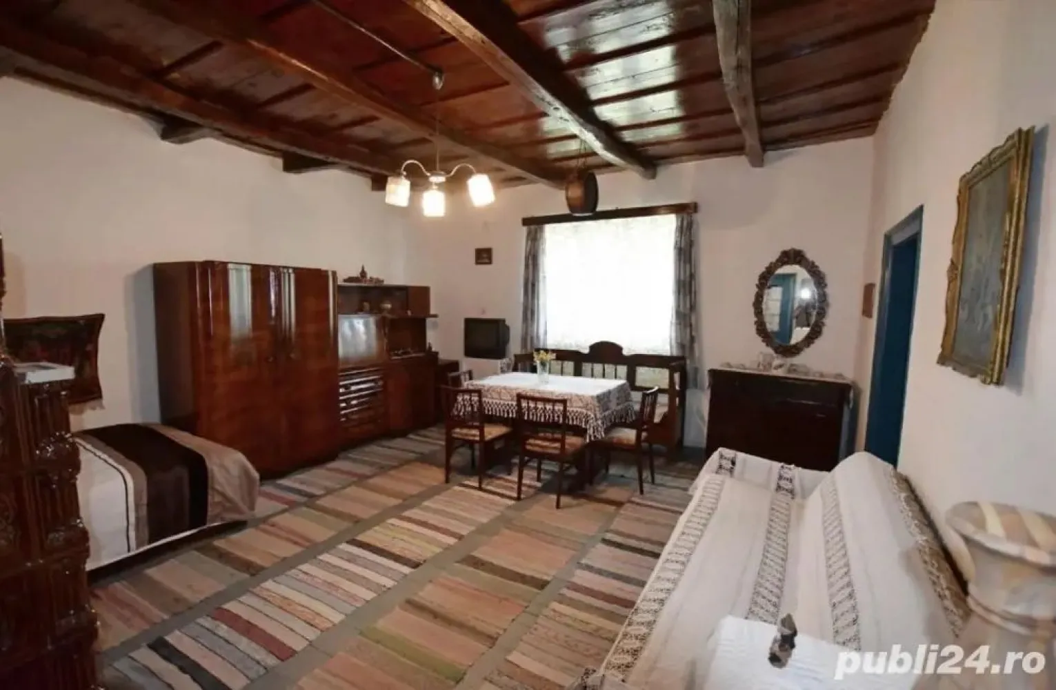 Casă cu teren generos Mădăras, județul Satu Mare - Proprietate deosebită disponibilă spre vânzare în localitatea Mădăras, situată strategic între Satu Mare și Ardud, într-o zonă liniștită și cu acces rapid la oraș.

 Localizare:
 3 km de Aeroportul Internațional Satu Mare
 13 km de centrul orașului
 Aproximativ 20 km de Vama Petea (Ungaria)
 Zonă potrivită pentru locuit sau proiecte turistice

 Detalii proprietate:
 Suprafață construită la sol: 250 mp
 Suprafață desfășurată: 498 mp
 Teren total: 4.367 mp
 Regim de înălțime: pivniță + parter + mansardă
 6 anexe funcționale: foișor, terase, șură locuibilă, șopron etc.

 Compartimentare:

Parter: hol, living spațios, bucătărie complet utilată, 5 dormitoare, 4 băi
Mansardă: 4 camere cu acces la baie
Pivniță: spațiu generos ideal pentru depozitare sau cramă

 Utilități și dotări:
 Centrală termică pe gaz
 Apă curentă și canalizare
 Internet prin fibră optică
 Uși și pardoseli din lemn masiv
 Sistem de supraveghere video

 Despre proprietari:

Casa este întreținută de un cuplu respectabil care a dedicat zeci de ani acestei locuințe. Fiecare detaliu reflectă grija și implicarea personală. Acum, la o vârstă înaintată, aceștia doresc să se retragă, fiind în căutarea unei persoane serioase care să ducă mai departe spiritul și povestea locului.

 Preț: 100.000 
 Se acceptă plata integrală
 Se acceptă credit bancar
 Alte modalități de plată se pot discuta în privat, în condiții legale și notariale