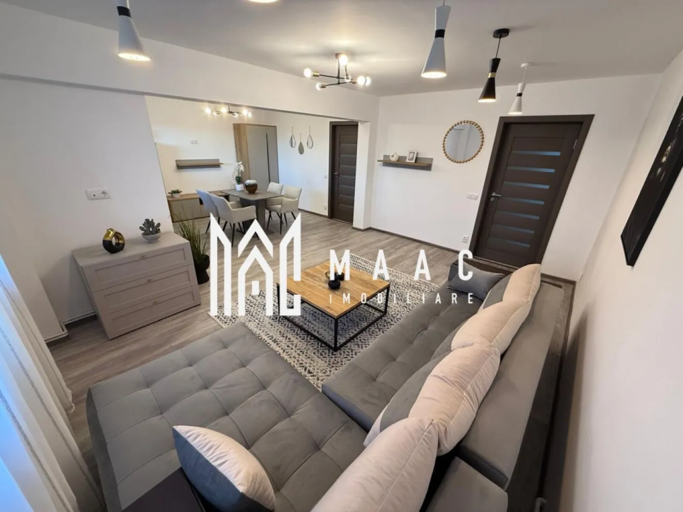 Apartament 3 camere | 2 bai | 2 balcoane | Modern | Central - MAAC Imobiliare vă propune spre închiriere un apartament elegant și rafinat, amplasat în inima orașului, într-un imobil modern, cu acces rapid către restaurante, centre comerciale, instituții de învățământ și zone de agrement. Proprietatea este ideală pentru cei care caută un apartament de închiriat în zonă centrală, cu finisaje premium și poziționare excelentă, oferind confort urban și accesibilitate imediată către principalele puncte de interes.

Apartamentul este compus din 3 camere spațioase, inteligent compartimentate pentru a asigura funcționalitate și intimitate. Livingul generos beneficiază de lumină naturală abundentă, creând un ambient plăcut și aerisit, iar cele două dormitoare confortabile sunt amenajate pentru a oferi relaxare și liniște. Bucătăria modernă dispune de zonă de luat masa separată, fiind complet mobilată și utilată, potrivită pentru un stil de viață activ și dinamic.

Proprietatea dispune de două băi complet echipate, finisate cu materiale de calitate superioară, precum și de două balcoane cu vedere panoramică asupra orașului, care oferă un plus de spațiu și deschidere.

Caracteristici principale:
-3 camere spațioase – living luminos și 2 dormitoare confortabile
-Bucătărie modernă cu zonă de luat masa separată
-2 băi complet echipate
-2 balcoane cu vedere panoramică asupra orașului
-Finisaje, mobilier și electrocasnice de înaltă calitate
-Complet mobilat și utilat de lux, pregătit pentru mutare imediată

Situat într-o zonă centrală, apartamentul reprezintă o alegere excelentă pentru rezidență personală sau pentru profesioniști care își doresc o locuință reprezentativă în centrul orașului, cu acces facil la toate facilitățile urbane.

Pentru detalii suplimentare și programarea unei vizionări, vă rugăm să menționați la telefon numărul CP2783277.