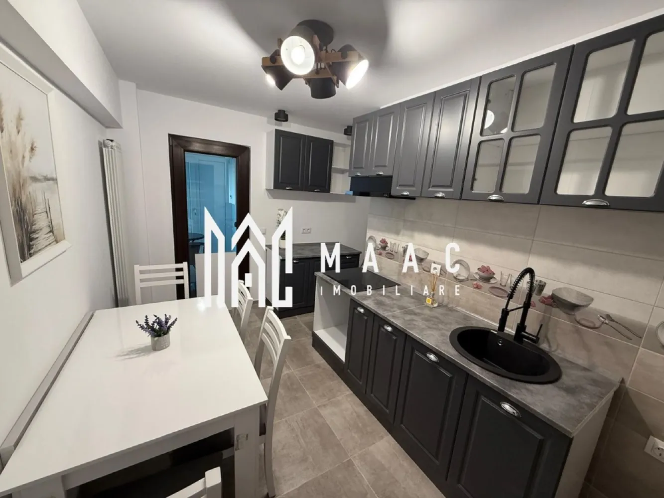 Apartament 3 camere | 2 bai | 2 balcoane | Modern | Central - MAAC Imobiliare vă propune spre închiriere un apartament elegant și rafinat, amplasat în inima orașului, într-un imobil modern, cu acces rapid către restaurante, centre comerciale, instituții de învățământ și zone de agrement. Proprietatea este ideală pentru cei care caută un apartament de închiriat în zonă centrală, cu finisaje premium și poziționare excelentă, oferind confort urban și accesibilitate imediată către principalele puncte de interes.

Apartamentul este compus din 3 camere spațioase, inteligent compartimentate pentru a asigura funcționalitate și intimitate. Livingul generos beneficiază de lumină naturală abundentă, creând un ambient plăcut și aerisit, iar cele două dormitoare confortabile sunt amenajate pentru a oferi relaxare și liniște. Bucătăria modernă dispune de zonă de luat masa separată, fiind complet mobilată și utilată, potrivită pentru un stil de viață activ și dinamic.

Proprietatea dispune de două băi complet echipate, finisate cu materiale de calitate superioară, precum și de două balcoane cu vedere panoramică asupra orașului, care oferă un plus de spațiu și deschidere.

Caracteristici principale:
-3 camere spațioase – living luminos și 2 dormitoare confortabile
-Bucătărie modernă cu zonă de luat masa separată
-2 băi complet echipate
-2 balcoane cu vedere panoramică asupra orașului
-Finisaje, mobilier și electrocasnice de înaltă calitate
-Complet mobilat și utilat de lux, pregătit pentru mutare imediată

Situat într-o zonă centrală, apartamentul reprezintă o alegere excelentă pentru rezidență personală sau pentru profesioniști care își doresc o locuință reprezentativă în centrul orașului, cu acces facil la toate facilitățile urbane.

Pentru detalii suplimentare și programarea unei vizionări, vă rugăm să menționați la telefon numărul CP2783277.
