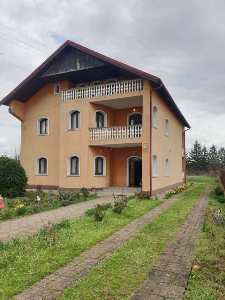 Casa S+P+1+M cu 28 ari de teren in Martinesti - Casa este construita in anul 2000 pe o fundatie solida din beton armat, zidaria este din caramida, planseurile intre etaje sunt turnate din beton armat. Este complet decomandata si compartimentata in asa fel incat sa deserveasca o familie numeroasa sau doua familii, fiecare etaj dispunand de: casa scarii, holuri, living open space cu bucatarie, 2 dormitoare foarte generoase, baie foarte mare dotata cu geam de aerisire, balcone care dau din living pe partea din fata a curtii si terase pozitionate pe partea din spate a curtii. Casa este complet izolata termic cu polistiren de 10 cm. Incalzirea se realizeaza cu ajutorul a doua centrale termice atat prin pardoseala cat si cu calorifere la parter si etaj. Atat la parter cat si la etaj in livinguri exista seminee functionale foarte bine realizate din zidarie.

La subsol are spalatorie, 2 camari pentru alimente si camera tehnica, si un hol care decomandeaza aceste incaperi.

Podul este foarte generos si se poate transforma in sala de gimnastica, sau sala jocuri. Acoperisul este din tigla.

Dotari : geamuri termopan, usi din lemn, gresie, parchet lemn masiv de stejar, faianta, sanitare, centrale termice, calorifere, sistem de alarma, interfon.

Curtea are 2800 mp ( 28 ari ) cu un front linear de 32 m. Exista pe proprietate cate doua porti de acces din fier forjat , atat auto cat si pietonal. Partea din fata a curtii este frumos amenajata cu flori inclusiv pe aleea care duce in partea din spate a casei. Pe lateral exista o livada de pomi fructiferi, iar in spatele curtii vita de vie. Restul spatiului este verde si poate fi utilizat si amenajat atat ca spatiu de recreere cat si pentru gradinarit, in functie de preferintele fiecaruia. Casa se vinde mobilata, urmand a fi luate de catre proprietari obiecte cu o semnificatie si valoare sentimentala.
Sunati va rog doar daca va intereseaza cu adevarat, exclus orice fel de intermediar.
Multumesc !