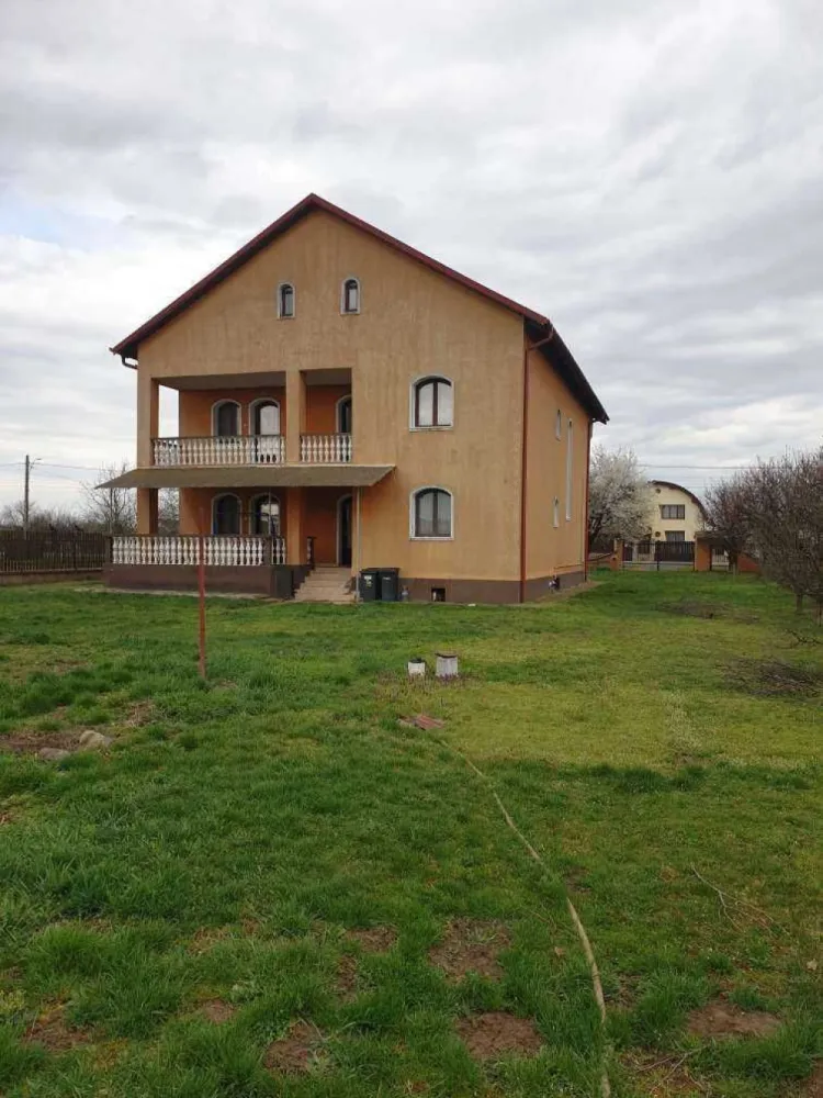 Casa S+P+1+M cu 28 ari de teren in Martinesti - Casa este construita in anul 2000 pe o fundatie solida din beton armat, zidaria este din caramida, planseurile intre etaje sunt turnate din beton armat. Este complet decomandata si compartimentata in asa fel incat sa deserveasca o familie numeroasa sau doua familii, fiecare etaj dispunand de: casa scarii, holuri, living open space cu bucatarie, 2 dormitoare foarte generoase, baie foarte mare dotata cu geam de aerisire, balcone care dau din living pe partea din fata a curtii si terase pozitionate pe partea din spate a curtii. Casa este complet izolata termic cu polistiren de 10 cm. Incalzirea se realizeaza cu ajutorul a doua centrale termice atat prin pardoseala cat si cu calorifere la parter si etaj. Atat la parter cat si la etaj in livinguri exista seminee functionale foarte bine realizate din zidarie.

La subsol are spalatorie, 2 camari pentru alimente si camera tehnica, si un hol care decomandeaza aceste incaperi.

Podul este foarte generos si se poate transforma in sala de gimnastica, sau sala jocuri. Acoperisul este din tigla.

Dotari : geamuri termopan, usi din lemn, gresie, parchet lemn masiv de stejar, faianta, sanitare, centrale termice, calorifere, sistem de alarma, interfon.

Curtea are 2800 mp ( 28 ari ) cu un front linear de 32 m. Exista pe proprietate cate doua porti de acces din fier forjat , atat auto cat si pietonal. Partea din fata a curtii este frumos amenajata cu flori inclusiv pe aleea care duce in partea din spate a casei. Pe lateral exista o livada de pomi fructiferi, iar in spatele curtii vita de vie. Restul spatiului este verde si poate fi utilizat si amenajat atat ca spatiu de recreere cat si pentru gradinarit, in functie de preferintele fiecaruia. Casa se vinde mobilata, urmand a fi luate de catre proprietari obiecte cu o semnificatie si valoare sentimentala.
Sunati va rog doar daca va intereseaza cu adevarat, exclus orice fel de intermediar.
Multumesc !
