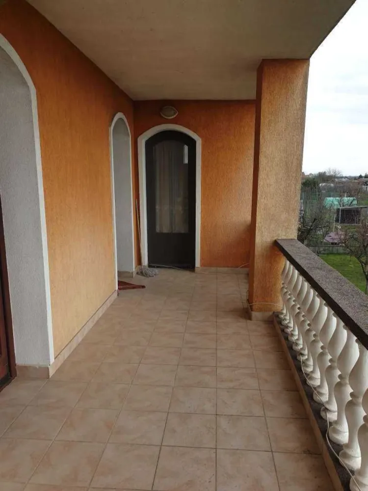 Casa S+P+1+M cu 28 ari de teren in Martinesti - Casa este construita in anul 2000 pe o fundatie solida din beton armat, zidaria este din caramida, planseurile intre etaje sunt turnate din beton armat. Este complet decomandata si compartimentata in asa fel incat sa deserveasca o familie numeroasa sau doua familii, fiecare etaj dispunand de: casa scarii, holuri, living open space cu bucatarie, 2 dormitoare foarte generoase, baie foarte mare dotata cu geam de aerisire, balcone care dau din living pe partea din fata a curtii si terase pozitionate pe partea din spate a curtii. Casa este complet izolata termic cu polistiren de 10 cm. Incalzirea se realizeaza cu ajutorul a doua centrale termice atat prin pardoseala cat si cu calorifere la parter si etaj. Atat la parter cat si la etaj in livinguri exista seminee functionale foarte bine realizate din zidarie.

La subsol are spalatorie, 2 camari pentru alimente si camera tehnica, si un hol care decomandeaza aceste incaperi.

Podul este foarte generos si se poate transforma in sala de gimnastica, sau sala jocuri. Acoperisul este din tigla.

Dotari : geamuri termopan, usi din lemn, gresie, parchet lemn masiv de stejar, faianta, sanitare, centrale termice, calorifere, sistem de alarma, interfon.

Curtea are 2800 mp ( 28 ari ) cu un front linear de 32 m. Exista pe proprietate cate doua porti de acces din fier forjat , atat auto cat si pietonal. Partea din fata a curtii este frumos amenajata cu flori inclusiv pe aleea care duce in partea din spate a casei. Pe lateral exista o livada de pomi fructiferi, iar in spatele curtii vita de vie. Restul spatiului este verde si poate fi utilizat si amenajat atat ca spatiu de recreere cat si pentru gradinarit, in functie de preferintele fiecaruia. Casa se vinde mobilata, urmand a fi luate de catre proprietari obiecte cu o semnificatie si valoare sentimentala.
Sunati va rog doar daca va intereseaza cu adevarat, exclus orice fel de intermediar.
Multumesc !