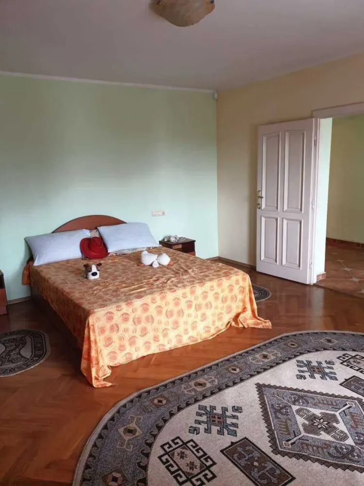 Casa S+P+1+M cu 28 ari de teren in Martinesti - Casa este construita in anul 2000 pe o fundatie solida din beton armat, zidaria este din caramida, planseurile intre etaje sunt turnate din beton armat. Este complet decomandata si compartimentata in asa fel incat sa deserveasca o familie numeroasa sau doua familii, fiecare etaj dispunand de: casa scarii, holuri, living open space cu bucatarie, 2 dormitoare foarte generoase, baie foarte mare dotata cu geam de aerisire, balcone care dau din living pe partea din fata a curtii si terase pozitionate pe partea din spate a curtii. Casa este complet izolata termic cu polistiren de 10 cm. Incalzirea se realizeaza cu ajutorul a doua centrale termice atat prin pardoseala cat si cu calorifere la parter si etaj. Atat la parter cat si la etaj in livinguri exista seminee functionale foarte bine realizate din zidarie.

La subsol are spalatorie, 2 camari pentru alimente si camera tehnica, si un hol care decomandeaza aceste incaperi.

Podul este foarte generos si se poate transforma in sala de gimnastica, sau sala jocuri. Acoperisul este din tigla.

Dotari : geamuri termopan, usi din lemn, gresie, parchet lemn masiv de stejar, faianta, sanitare, centrale termice, calorifere, sistem de alarma, interfon.

Curtea are 2800 mp ( 28 ari ) cu un front linear de 32 m. Exista pe proprietate cate doua porti de acces din fier forjat , atat auto cat si pietonal. Partea din fata a curtii este frumos amenajata cu flori inclusiv pe aleea care duce in partea din spate a casei. Pe lateral exista o livada de pomi fructiferi, iar in spatele curtii vita de vie. Restul spatiului este verde si poate fi utilizat si amenajat atat ca spatiu de recreere cat si pentru gradinarit, in functie de preferintele fiecaruia. Casa se vinde mobilata, urmand a fi luate de catre proprietari obiecte cu o semnificatie si valoare sentimentala.
Sunati va rog doar daca va intereseaza cu adevarat, exclus orice fel de intermediar.
Multumesc !