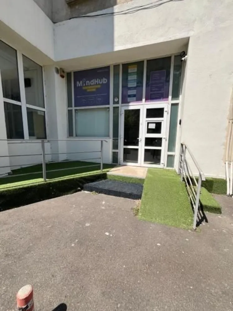 Spatiu comercial stradal Bd.Unirii - Traian - 70 mp - Oferim spre inchiriere un spatiu comercial stradal pozitionat pe strada Traian nr.3 la parterul blocului din intersectia Bd.Unirii cu Str. Traian.. Spatiul are suprafata totala utila de 70 mp incluzand birou,anexe si grup sanitar - zona principala de vanzare/prezentare avand o suprafata utila de 45 mp.
Pretabil farmacie,show-room,magazin,birou avocat,cafeterie,bar,patiserie,agentie 
 curierat,salon frizerie,etc.
Dotari: curent electric,apa curenta si toaleta,aparate de A/C,sistem de alarma cu monitorizare si interventie rapida. 
Vitrina exterioara cca. 5 metri liniari,inaltimea interioara a spatiului peste 4 metri.