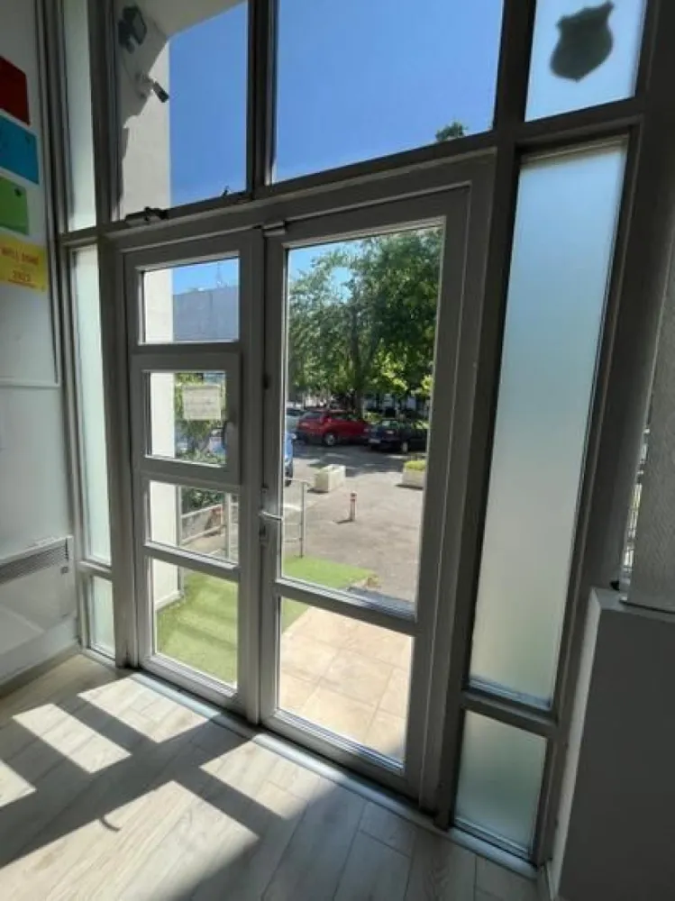 Spatiu comercial stradal Bd.Unirii - Traian - 70 mp - Oferim spre inchiriere un spatiu comercial stradal pozitionat pe strada Traian nr.3 la parterul blocului din intersectia Bd.Unirii cu Str. Traian.. Spatiul are suprafata totala utila de 70 mp incluzand birou,anexe si grup sanitar - zona principala de vanzare/prezentare avand o suprafata utila de 45 mp.
Pretabil farmacie,show-room,magazin,birou avocat,cafeterie,bar,patiserie,agentie 
 curierat,salon frizerie,etc.
Dotari: curent electric,apa curenta si toaleta,aparate de A/C,sistem de alarma cu monitorizare si interventie rapida. 
Vitrina exterioara cca. 5 metri liniari,inaltimea interioara a spatiului peste 4 metri.