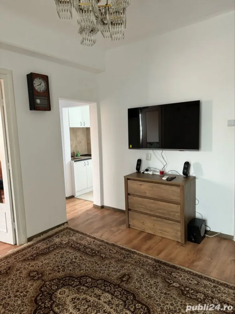 BRASADAS închiriază ap 2 cam Popa Tatu mobilat. - Agenția imobiliara BRASADAS închiriază apartament cu 2 camere, situat la Et.4 cu lift,intr-un bloc interbelic din 1932. nu prezinta bulina . 
Ap e semidecomandat , 2 balcoane, frigider, centrala si cuptor , microunde, mobila noua Jysk pat, dulap, masa cu scaune , TV 42 inch, garantia 1000 Euro