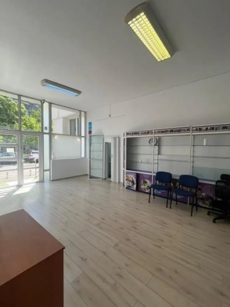 Spatiu comercial stradal Bd.Unirii - Traian - 70 mp - Oferim spre inchiriere un spatiu comercial stradal pozitionat pe strada Traian nr.3 la parterul blocului din intersectia Bd.Unirii cu Str. Traian.. Spatiul are suprafata totala utila de 70 mp incluzand birou,anexe si grup sanitar - zona principala de vanzare/prezentare avand o suprafata utila de 45 mp.
Pretabil farmacie,show-room,magazin,birou avocat,cafeterie,bar,patiserie,agentie 
 curierat,salon frizerie,etc.
Dotari: curent electric,apa curenta si toaleta,aparate de A/C,sistem de alarma cu monitorizare si interventie rapida. 
Vitrina exterioara cca. 5 metri liniari,inaltimea interioara a spatiului peste 4 metri.