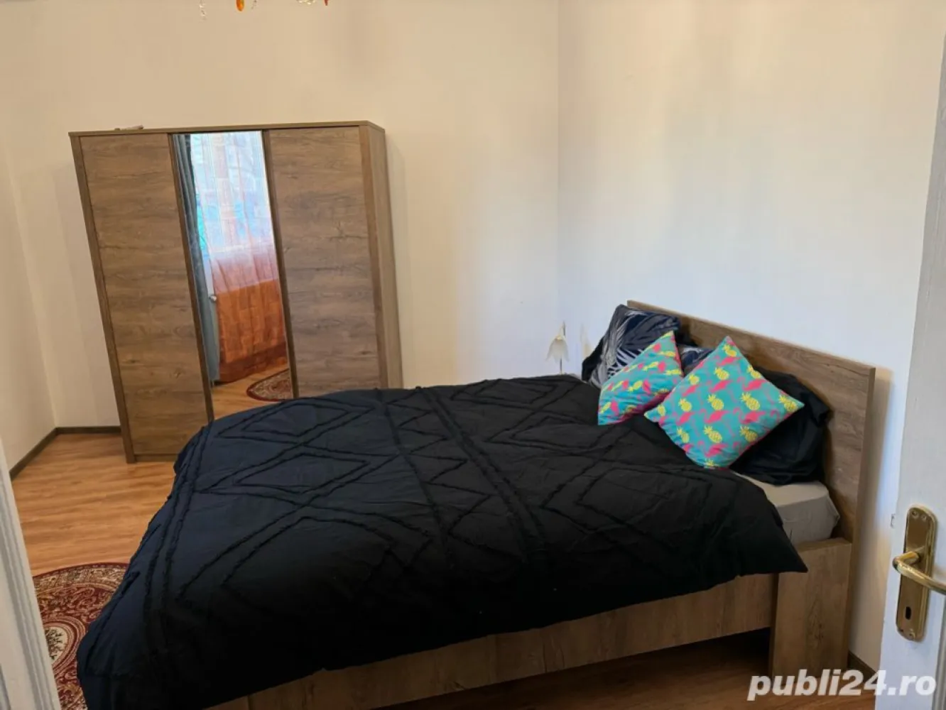 BRASADAS închiriază ap 2 cam Popa Tatu mobilat. - Agenția imobiliara BRASADAS închiriază apartament cu 2 camere, situat la Et.4 cu lift,intr-un bloc interbelic din 1932. nu prezinta bulina . 
Ap e semidecomandat , 2 balcoane, frigider, centrala si cuptor , microunde, mobila noua Jysk pat, dulap, masa cu scaune , TV 42 inch, garantia 1000 Euro