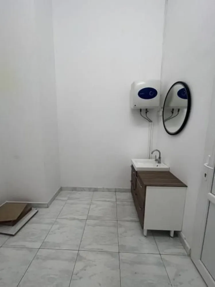 Spatiu comercial stradal Bd.Unirii - Traian - 70 mp - Oferim spre inchiriere un spatiu comercial stradal pozitionat pe strada Traian nr.3 la parterul blocului din intersectia Bd.Unirii cu Str. Traian.. Spatiul are suprafata totala utila de 70 mp incluzand birou,anexe si grup sanitar - zona principala de vanzare/prezentare avand o suprafata utila de 45 mp.
Pretabil farmacie,show-room,magazin,birou avocat,cafeterie,bar,patiserie,agentie 
 curierat,salon frizerie,etc.
Dotari: curent electric,apa curenta si toaleta,aparate de A/C,sistem de alarma cu monitorizare si interventie rapida. 
Vitrina exterioara cca. 5 metri liniari,inaltimea interioara a spatiului peste 4 metri.