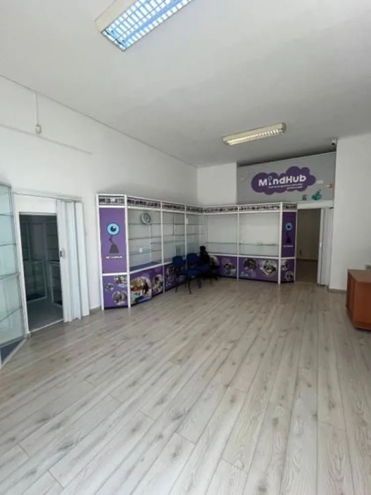 Spatiu comercial stradal Bd.Unirii - Traian - 70 mp - Oferim spre inchiriere un spatiu comercial stradal pozitionat pe strada Traian nr.3 la parterul blocului din intersectia Bd.Unirii cu Str. Traian.. Spatiul are suprafata totala utila de 70 mp incluzand birou,anexe si grup sanitar - zona principala de vanzare/prezentare avand o suprafata utila de 45 mp.
Pretabil farmacie,show-room,magazin,birou avocat,cafeterie,bar,patiserie,agentie 
 curierat,salon frizerie,etc.
Dotari: curent electric,apa curenta si toaleta,aparate de A/C,sistem de alarma cu monitorizare si interventie rapida. 
Vitrina exterioara cca. 5 metri liniari,inaltimea interioara a spatiului peste 4 metri.