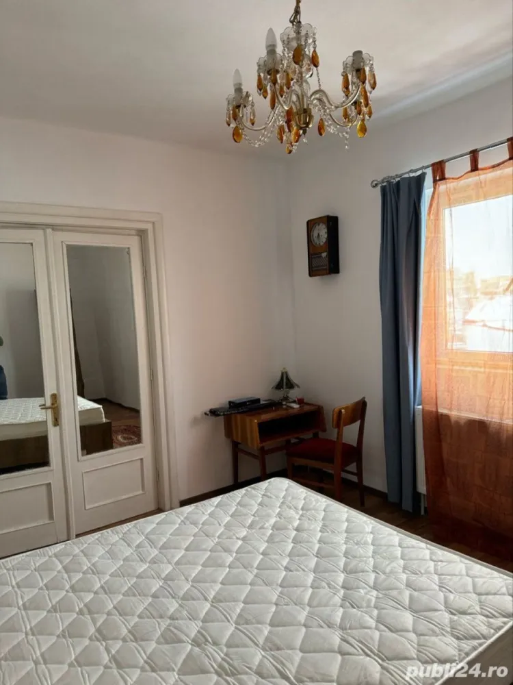 BRASADAS închiriază ap 2 cam Popa Tatu mobilat. - Agenția imobiliara BRASADAS închiriază apartament cu 2 camere, situat la Et.4 cu lift,intr-un bloc interbelic din 1932. nu prezinta bulina . 
Ap e semidecomandat , 2 balcoane, frigider, centrala si cuptor , microunde, mobila noua Jysk pat, dulap, masa cu scaune , TV 42 inch, garantia 1000 Euro