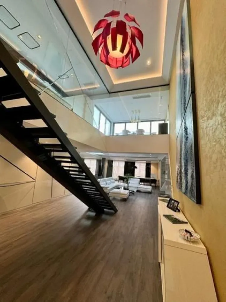 Penthouse Herastrau 116 terasa,mobilat si utilat loc de parcare si boxa subteran - Va propunem spre vanzare un penthouse duplex exclusivist cu 3 camere in zona Herastrau situat la etajul 5+6 intr-un bloc cu 6 etaje construit in anul 2005 si renovat complet in 2015 (proiect premiat in cadrul galei Elle ca cel mai bun proiect de design interior al anului).
Apartamentul are o suprafata utila totala de de 500 mp impartiti egal pe 2 etaje (cu scara interioara).
Partea de jos este compusa dintr-un living spatios, cu zona de dining, zona de bar, zona de lounge, semineu pe de o parte, o baie de serviciu si un un dormitor matrimonial deservit de baia proprie + dressing pe cealalta parte.
Partea de sus este compusa dintr-o bucatarie open space, zona de dining , un dormitor secundar cu baie proprie, si o terasa generoasa amenajata partial cu gradina cu plante verzi, partial pavata cu deck si cu zona de luat masa la exterior.

Apartamentul se vinde mobilat si utilat exact ca in poze, fiind ideal pentru mutare imediata.

Pret de vanzare: 1.900.000 Euro negociabil (inclus un loc de parcare subteran si boxa adiacenta locului de parcare in suprafata de 4mp)