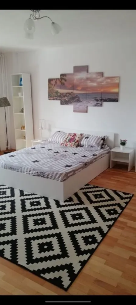 Închiriez Garsonieră Unirii - Ofer spre închiriere garsoniera decomandată, foarte bine compartimentată în spatele magazinului Unirea.Garsoniera este mobilată,se află la etajul 4 din 10, blocul este situat într o zonă foarte liniștită.Termopan,gresie, faianță, parchet, ușă metalică, mașină de spălat,aer condiționat, aragaz.