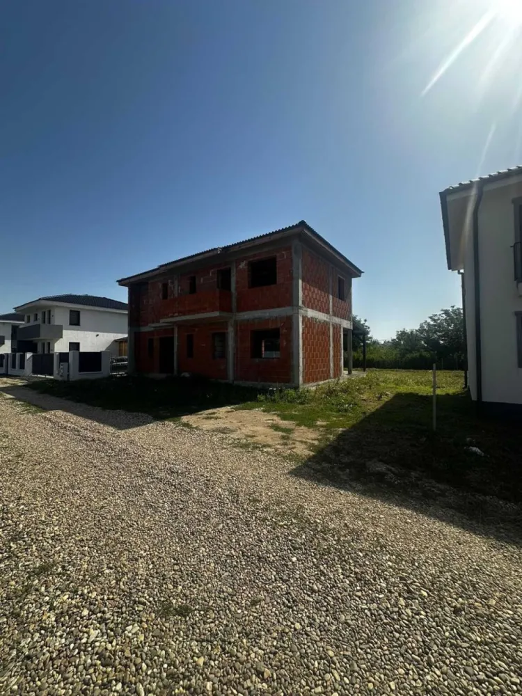 Casa P+1 in Martinesti - Prima poză este doar ilustrativă, arătând cum va arăta într-un stadiu mai avansat. Se vinde in stadiul de rosu interior si exterior.

Casa P+1 situata in cartierul Iris 2 din Martinesti in suprafata de 140mp utili + terasa/garaj de 21 mp terasa. Casa se afla la 15 min de centrul orasului Satu Mare, vis-a-vis de salonul de nunti Infinity Ballroom.

Imobilull este alcatuit din :

Parter: living open space cu bucatarie si dining, baie si spatiu de depozitare si o mini terasa cu acces din living

Etaj: 3 dormitoare, un master bedroom cu baie si dressing propriu, baie, fiecare dormitor are balcon ,trapa de intrare in pod.

Se vinde in stadiul de rosu interior si exterior. Prima poză este DOAR ilustrativă, arătând cum va arăta în stadiul finisat.

Acoperisul din tigla de beton marca Nova Top.

Utilitati: apa,gaz,curent,canalizare, cablu TV si internet DIGI

Suprafata teren: aprox. 600mp

Gabriela - [0745] [230] [708]