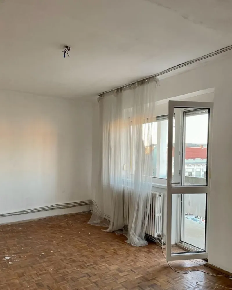 BRASADAS vinde ap 2 cam etaj 4/4 Calea Traian. - Agenția imobiliara BRASADAS vinde apartament central, 2 camere, etaj 4/4 , semidecomandat, baie cu geam , cămară, balcon, geamuri termopan. 
www.brasadas.com.