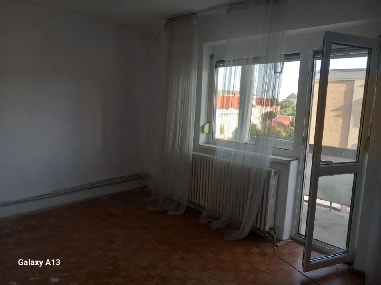 BRASADAS vinde ap 2 cam etaj 4/4 Calea Traian. - Agenția imobiliara BRASADAS vinde apartament central, 2 camere, etaj 4/4 , semidecomandat, baie cu geam , cămară, balcon, geamuri termopan. 
www.brasadas.com.