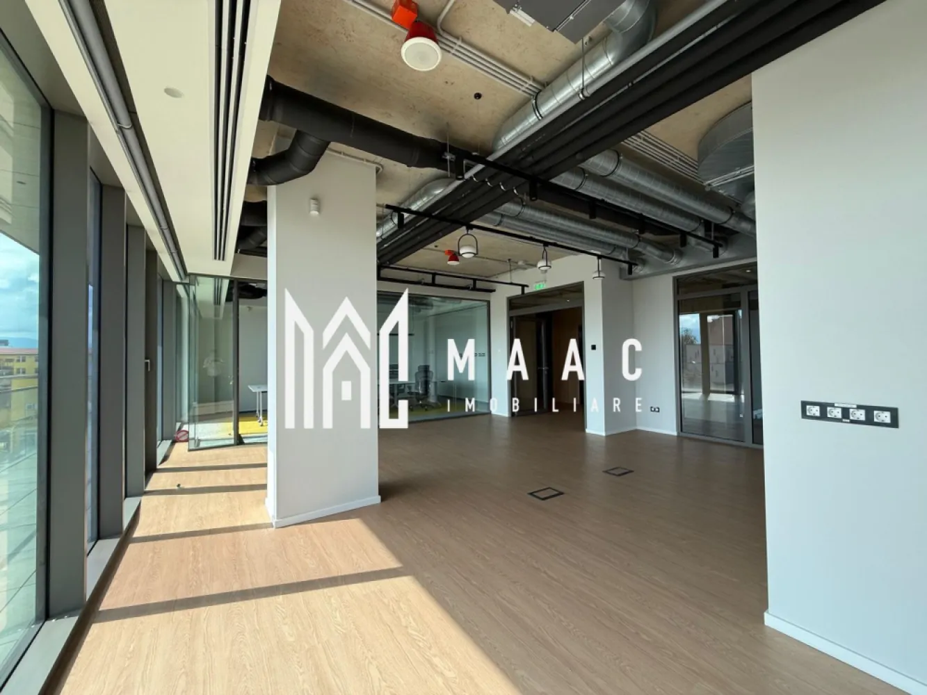 Spatiu birouri I Suprafete la cerere I Zona Centrala - MAAC Imobiliare vă propune spre închiriere spații moderne într-un imobil de birouri certificat NZEB, în curs de certificare BREEAM, ce îndeplinește toate standardele unei clădiri de clasă A, fiind potrivit pentru activități de birou, educaționale sau alte domenii profesionale.

Se oferă spre închiriere etajul 2, cu o suprafață de 757 mp, existând posibilitatea extinderii suprafeței prin închirierea suplimentară a etajului 3 sau a parterului. Spațiile sunt flexibile și pot fi compartimentate în funcție de cerințele chiriașilor, fiind predate nemobilate, pentru amenajare personalizată.

Spațiile comune sunt complet finisate și echipate, iar zonele exclusive beneficiază de dotări moderne:
-sistem HVAC performant
-cablare completă
-pardoseli flotante
-pereți finisați
-tavane moderne cu iluminat integrat
-mochetă ignifugă
-jaluzele transparente
-climatizare și sistem ambiental
-insule pentru plante de interior
-oficiu

Imobilul dispune de facilități premium la subsol:
-parcare pentru autoturisme
-spații dedicate pentru biciclete
-stații de încărcare pentru mașini electrice

Clădirea este concepută pentru confort și eficiență:
-acces facil pentru persoanele cu dizabilități motorii
-grădini interioare și design biofilic pentru confort psihologic sporit
-autorizație de incendiu și autorizație de protecție civilă

În exterior, proprietatea oferă multiple spații de relaxare:

parc în partea din spate, cu acces public
vedere către râul Cibin, orașul vechi și munți
grădină exterioară amenajată cu alei, bănci, râu și iaz, ideală pentru întâlniri individuale sau de echipă într-un cadru natural

Prețul de închiriere este de 11 euro/mp + 4,71 euro/mp service charge.

Pentru mai multe detalii, vă rugăm să menționați telefonic că ați văzut anunțul cu CP2783257