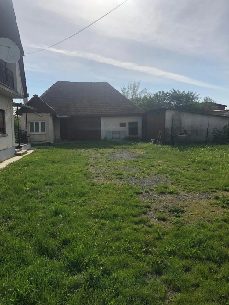 Casa de vanzare in loc. Crucisor - Vând casă 178mp total teren 84 ari canalizare gaz apă rețea curen cu anexe șură,bucătărie de vară două garaje ,depozit 147mp balta de pescuit în com Crucisor, loc. Crucisor, Jud Satu Mare tel 07******79 preț 79000euro, negociabil