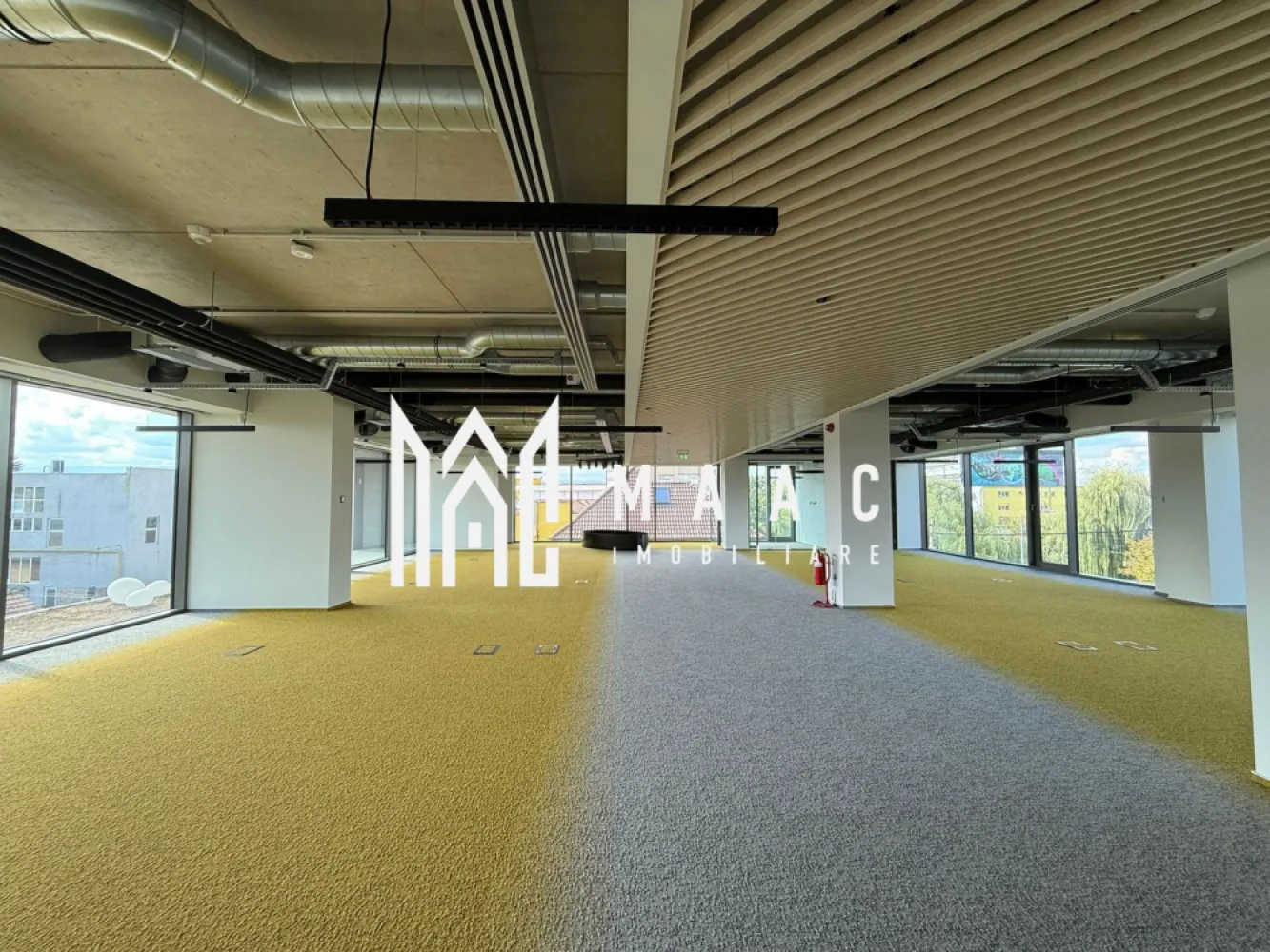 Spatiu birouri I Suprafete la cerere I Zona Centrala - MAAC Imobiliare vă propune spre închiriere spații moderne într-un imobil de birouri certificat NZEB, în curs de certificare BREEAM, ce îndeplinește toate standardele unei clădiri de clasă A, fiind potrivit pentru activități de birou, educaționale sau alte domenii profesionale.

Se oferă spre închiriere etajul 2, cu o suprafață de 757 mp, existând posibilitatea extinderii suprafeței prin închirierea suplimentară a etajului 3 sau a parterului. Spațiile sunt flexibile și pot fi compartimentate în funcție de cerințele chiriașilor, fiind predate nemobilate, pentru amenajare personalizată.

Spațiile comune sunt complet finisate și echipate, iar zonele exclusive beneficiază de dotări moderne:
-sistem HVAC performant
-cablare completă
-pardoseli flotante
-pereți finisați
-tavane moderne cu iluminat integrat
-mochetă ignifugă
-jaluzele transparente
-climatizare și sistem ambiental
-insule pentru plante de interior
-oficiu

Imobilul dispune de facilități premium la subsol:
-parcare pentru autoturisme
-spații dedicate pentru biciclete
-stații de încărcare pentru mașini electrice

Clădirea este concepută pentru confort și eficiență:
-acces facil pentru persoanele cu dizabilități motorii
-grădini interioare și design biofilic pentru confort psihologic sporit
-autorizație de incendiu și autorizație de protecție civilă

În exterior, proprietatea oferă multiple spații de relaxare:

parc în partea din spate, cu acces public
vedere către râul Cibin, orașul vechi și munți
grădină exterioară amenajată cu alei, bănci, râu și iaz, ideală pentru întâlniri individuale sau de echipă într-un cadru natural

Prețul de închiriere este de 11 euro/mp + 4,71 euro/mp service charge.

Pentru mai multe detalii, vă rugăm să menționați telefonic că ați văzut anunțul cu CP2783257