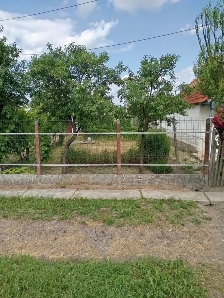 Casă de vânzare in Ardud - Casă bătrânească de vânzare în orașul Ardud, în apropiere de centrul orașului cu un teren aferent de 14 ari, casa necesită renovare, pentru mai multe detalii sunați la nr de telefon 07******56