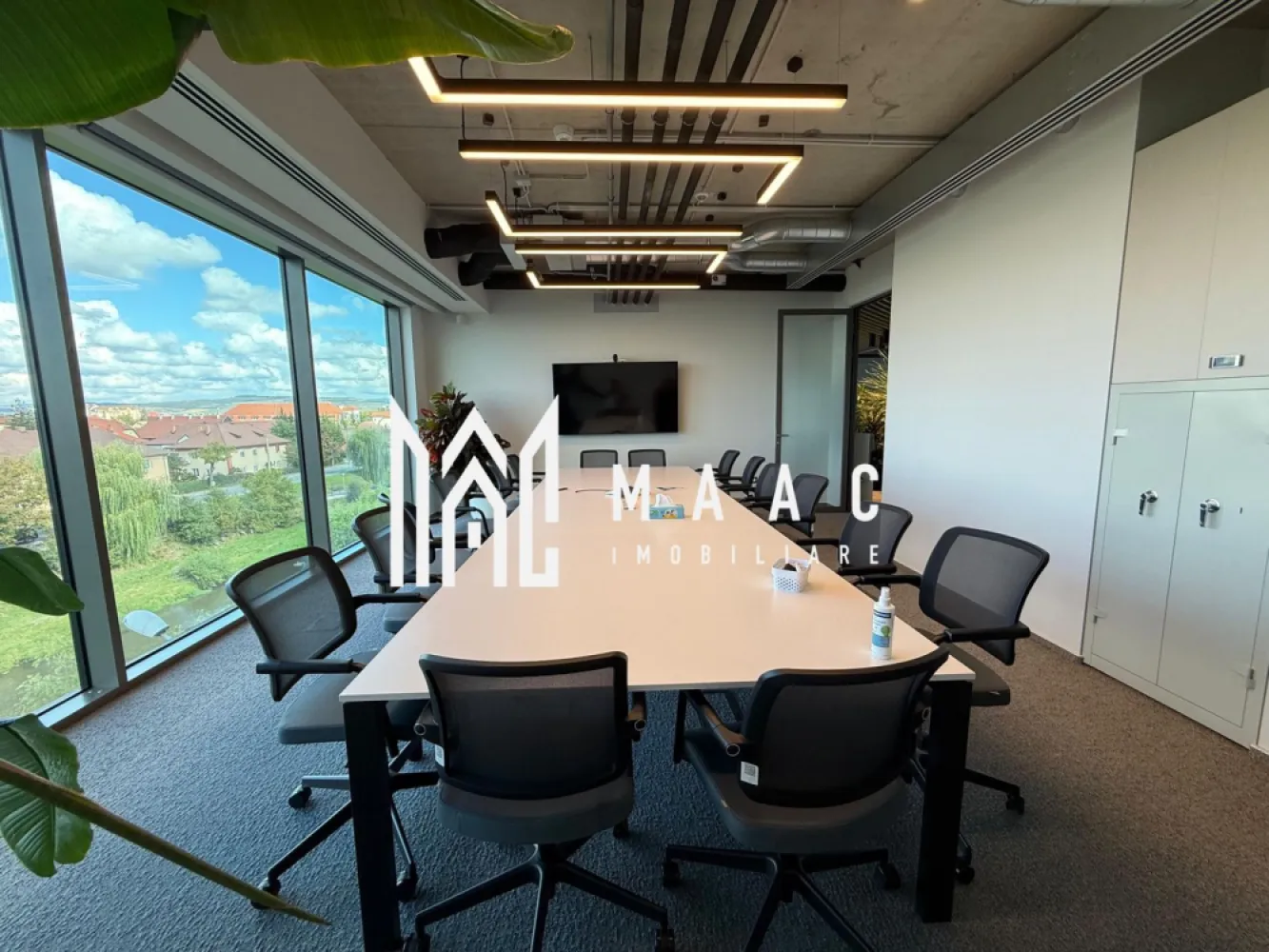 Spatiu birouri I Suprafete la cerere I Zona Centrala - MAAC Imobiliare vă propune spre închiriere spații moderne într-un imobil de birouri certificat NZEB, în curs de certificare BREEAM, ce îndeplinește toate standardele unei clădiri de clasă A, fiind potrivit pentru activități de birou, educaționale sau alte domenii profesionale.

Se oferă spre închiriere etajul 2, cu o suprafață de 757 mp, existând posibilitatea extinderii suprafeței prin închirierea suplimentară a etajului 3 sau a parterului. Spațiile sunt flexibile și pot fi compartimentate în funcție de cerințele chiriașilor, fiind predate nemobilate, pentru amenajare personalizată.

Spațiile comune sunt complet finisate și echipate, iar zonele exclusive beneficiază de dotări moderne:
-sistem HVAC performant
-cablare completă
-pardoseli flotante
-pereți finisați
-tavane moderne cu iluminat integrat
-mochetă ignifugă
-jaluzele transparente
-climatizare și sistem ambiental
-insule pentru plante de interior
-oficiu

Imobilul dispune de facilități premium la subsol:
-parcare pentru autoturisme
-spații dedicate pentru biciclete
-stații de încărcare pentru mașini electrice

Clădirea este concepută pentru confort și eficiență:
-acces facil pentru persoanele cu dizabilități motorii
-grădini interioare și design biofilic pentru confort psihologic sporit
-autorizație de incendiu și autorizație de protecție civilă

În exterior, proprietatea oferă multiple spații de relaxare:

parc în partea din spate, cu acces public
vedere către râul Cibin, orașul vechi și munți
grădină exterioară amenajată cu alei, bănci, râu și iaz, ideală pentru întâlniri individuale sau de echipă într-un cadru natural

Prețul de închiriere este de 11 euro/mp + 4,71 euro/mp service charge.

Pentru mai multe detalii, vă rugăm să menționați telefonic că ați văzut anunțul cu CP2783257