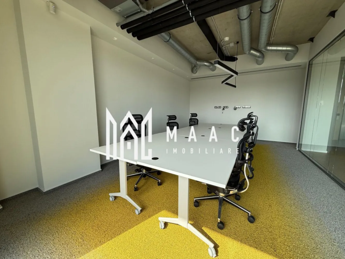 Spatiu birouri I Suprafete la cerere I Zona Centrala - MAAC Imobiliare vă propune spre închiriere spații moderne într-un imobil de birouri certificat NZEB, în curs de certificare BREEAM, ce îndeplinește toate standardele unei clădiri de clasă A, fiind potrivit pentru activități de birou, educaționale sau alte domenii profesionale.

Se oferă spre închiriere etajul 2, cu o suprafață de 757 mp, existând posibilitatea extinderii suprafeței prin închirierea suplimentară a etajului 3 sau a parterului. Spațiile sunt flexibile și pot fi compartimentate în funcție de cerințele chiriașilor, fiind predate nemobilate, pentru amenajare personalizată.

Spațiile comune sunt complet finisate și echipate, iar zonele exclusive beneficiază de dotări moderne:
-sistem HVAC performant
-cablare completă
-pardoseli flotante
-pereți finisați
-tavane moderne cu iluminat integrat
-mochetă ignifugă
-jaluzele transparente
-climatizare și sistem ambiental
-insule pentru plante de interior
-oficiu

Imobilul dispune de facilități premium la subsol:
-parcare pentru autoturisme
-spații dedicate pentru biciclete
-stații de încărcare pentru mașini electrice

Clădirea este concepută pentru confort și eficiență:
-acces facil pentru persoanele cu dizabilități motorii
-grădini interioare și design biofilic pentru confort psihologic sporit
-autorizație de incendiu și autorizație de protecție civilă

În exterior, proprietatea oferă multiple spații de relaxare:

parc în partea din spate, cu acces public
vedere către râul Cibin, orașul vechi și munți
grădină exterioară amenajată cu alei, bănci, râu și iaz, ideală pentru întâlniri individuale sau de echipă într-un cadru natural

Prețul de închiriere este de 11 euro/mp + 4,71 euro/mp service charge.

Pentru mai multe detalii, vă rugăm să menționați telefonic că ați văzut anunțul cu CP2783257