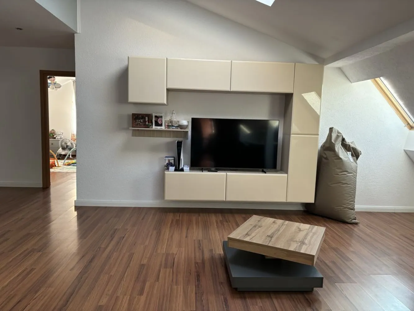 BRASADAS vinde ap 3 cam etaj 4/4 zona Baritiu. - Agenția imobiliara BRASADAS vinde apartament de excepție, amplasat la etajul 4 al unui imobil modern, construit în 2006, cu acoperiș din țiglă și izolație exterioară de calitate. Această proprietate impresionează prin spațiul generos, designul rafinat și luminozitatea naturală care îmbracă fiecare încăpere.

Specificații și beneficii:
Suprafață totală: 117 mp.
Compartimentare inteligentă:
3 camere bine proporționate:
2 dormitoare, dintre care unul beneficiază de baie proprie pentru intimitate sporită;
Living și bucătărie open-space, un spațiu aerisit, perfect pentru socializare;
2 băi elegante, dotate modern;
Balcon intim pentru momentele de relaxare;
Debara și spațiu de depozitare, integrate discret;
Hol generos, ce adaugă un plus de rafinament și funcționalitate.
Confort termic asigurat de centrala proprie pe gaz, calorifere eficiente și geamuri termopan de înaltă calitate.
Detalii suplimentare:
Loc de parcare privat în curtea imobilului.
Scară imaculată și întreținută cu grijă.
Poziționare excelentă, aproape de facilități esențiale și zone de interes.
Acest apartament îmbină perfect luxul și funcționalitatea, fiind o alegere ideală pentru cei care își doresc un spațiu elegant, confortabil și primitor.

www.brasadas.com.