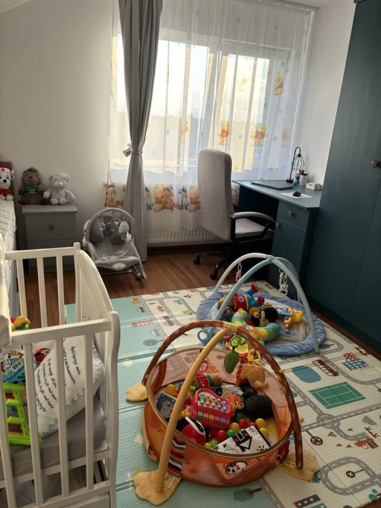 BRASADAS vinde ap 3 cam etaj 4/4 zona Baritiu. - Agenția imobiliara BRASADAS vinde apartament de excepție, amplasat la etajul 4 al unui imobil modern, construit în 2006, cu acoperiș din țiglă și izolație exterioară de calitate. Această proprietate impresionează prin spațiul generos, designul rafinat și luminozitatea naturală care îmbracă fiecare încăpere.

Specificații și beneficii:
Suprafață totală: 117 mp.
Compartimentare inteligentă:
3 camere bine proporționate:
2 dormitoare, dintre care unul beneficiază de baie proprie pentru intimitate sporită;
Living și bucătărie open-space, un spațiu aerisit, perfect pentru socializare;
2 băi elegante, dotate modern;
Balcon intim pentru momentele de relaxare;
Debara și spațiu de depozitare, integrate discret;
Hol generos, ce adaugă un plus de rafinament și funcționalitate.
Confort termic asigurat de centrala proprie pe gaz, calorifere eficiente și geamuri termopan de înaltă calitate.
Detalii suplimentare:
Loc de parcare privat în curtea imobilului.
Scară imaculată și întreținută cu grijă.
Poziționare excelentă, aproape de facilități esențiale și zone de interes.
Acest apartament îmbină perfect luxul și funcționalitatea, fiind o alegere ideală pentru cei care își doresc un spațiu elegant, confortabil și primitor.

www.brasadas.com.