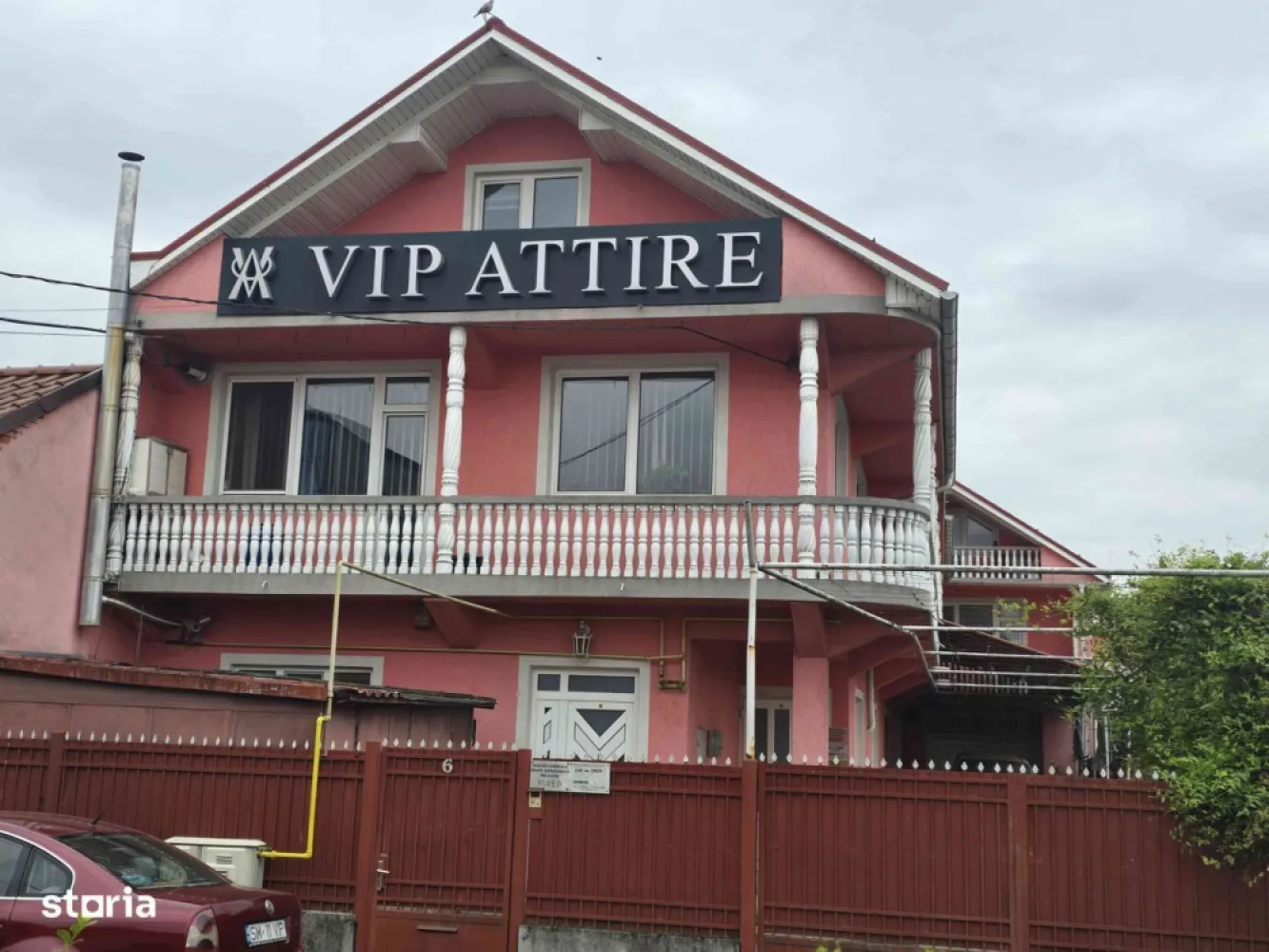 BRASADAS vinde casa pentru locuinta sau activitate comercială. - Agenția imobiliara BRASADAS vinde imobil mixt – ideal pentru locuit și afacere, situat într-o zonă bună a orașului.Se oferă spre vânzare un imobil compartimentat astfel:- *Parter* – 260 mp, amenajat sub formă de *secție de producție*, potrivit pentru activități comerciale sau industriale.- *Etaj + mansardă* – 451 mp, dintre care *o parte din etaj și întreaga mansardă* sunt amenajate pentru *locuință*.- *Suprafață totală construită:* 305 mp- *Suprafață totală teren (curte):* 476 mpImobilul este *împărțit între doi proprietari*, ambii fiind *de acord cu vânzarea*.Clădirea a fost utilizată anterior ca *fabrică* și este racordată la *curent trifazic*. Spațiul oferă multiple opțiuni: producție, birouri, depozitare, spații comerciale sau locuință multifamilială.
Www.brasadas.com.