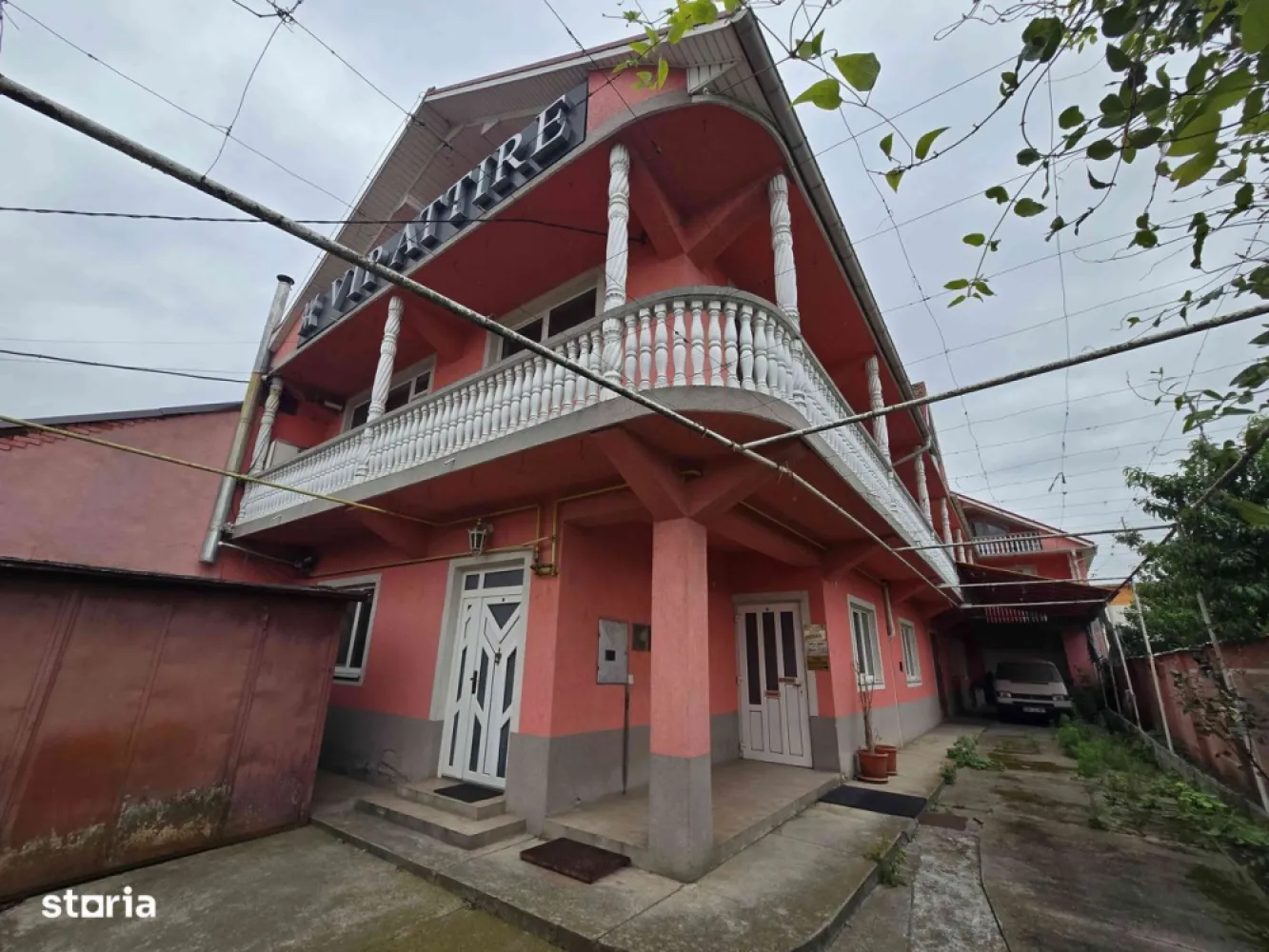 BRASADAS vinde casa pentru locuinta sau activitate comercială. - Agenția imobiliara BRASADAS vinde imobil mixt – ideal pentru locuit și afacere, situat într-o zonă bună a orașului.Se oferă spre vânzare un imobil compartimentat astfel:- *Parter* – 260 mp, amenajat sub formă de *secție de producție*, potrivit pentru activități comerciale sau industriale.- *Etaj + mansardă* – 451 mp, dintre care *o parte din etaj și întreaga mansardă* sunt amenajate pentru *locuință*.- *Suprafață totală construită:* 305 mp- *Suprafață totală teren (curte):* 476 mpImobilul este *împărțit între doi proprietari*, ambii fiind *de acord cu vânzarea*.Clădirea a fost utilizată anterior ca *fabrică* și este racordată la *curent trifazic*. Spațiul oferă multiple opțiuni: producție, birouri, depozitare, spații comerciale sau locuință multifamilială.
Www.brasadas.com.