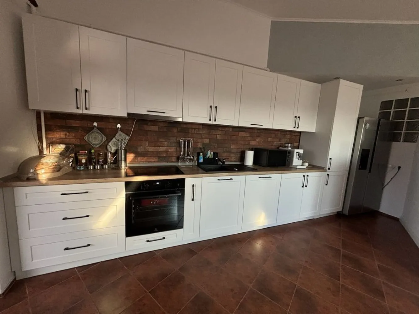 BRASADAS vinde ap 3 cam etaj 4/4 zona Baritiu. - Agenția imobiliara BRASADAS vinde apartament de excepție, amplasat la etajul 4 al unui imobil modern, construit în 2006, cu acoperiș din țiglă și izolație exterioară de calitate. Această proprietate impresionează prin spațiul generos, designul rafinat și luminozitatea naturală care îmbracă fiecare încăpere.

Specificații și beneficii:
Suprafață totală: 117 mp.
Compartimentare inteligentă:
3 camere bine proporționate:
2 dormitoare, dintre care unul beneficiază de baie proprie pentru intimitate sporită;
Living și bucătărie open-space, un spațiu aerisit, perfect pentru socializare;
2 băi elegante, dotate modern;
Balcon intim pentru momentele de relaxare;
Debara și spațiu de depozitare, integrate discret;
Hol generos, ce adaugă un plus de rafinament și funcționalitate.
Confort termic asigurat de centrala proprie pe gaz, calorifere eficiente și geamuri termopan de înaltă calitate.
Detalii suplimentare:
Loc de parcare privat în curtea imobilului.
Scară imaculată și întreținută cu grijă.
Poziționare excelentă, aproape de facilități esențiale și zone de interes.
Acest apartament îmbină perfect luxul și funcționalitatea, fiind o alegere ideală pentru cei care își doresc un spațiu elegant, confortabil și primitor.

www.brasadas.com.